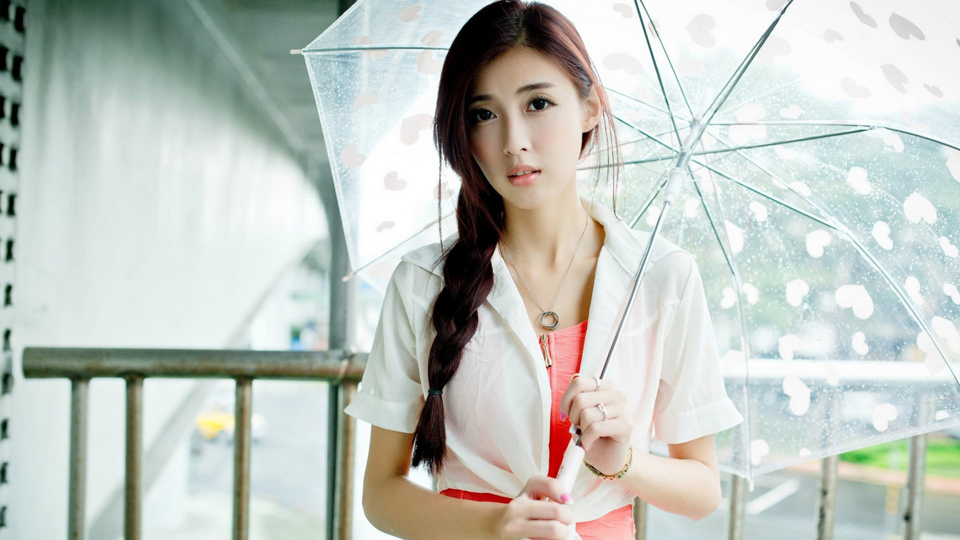 Kila晶晶廖挺伶高清写真，白色透明雨伞下的美女壁纸，免费下载！
