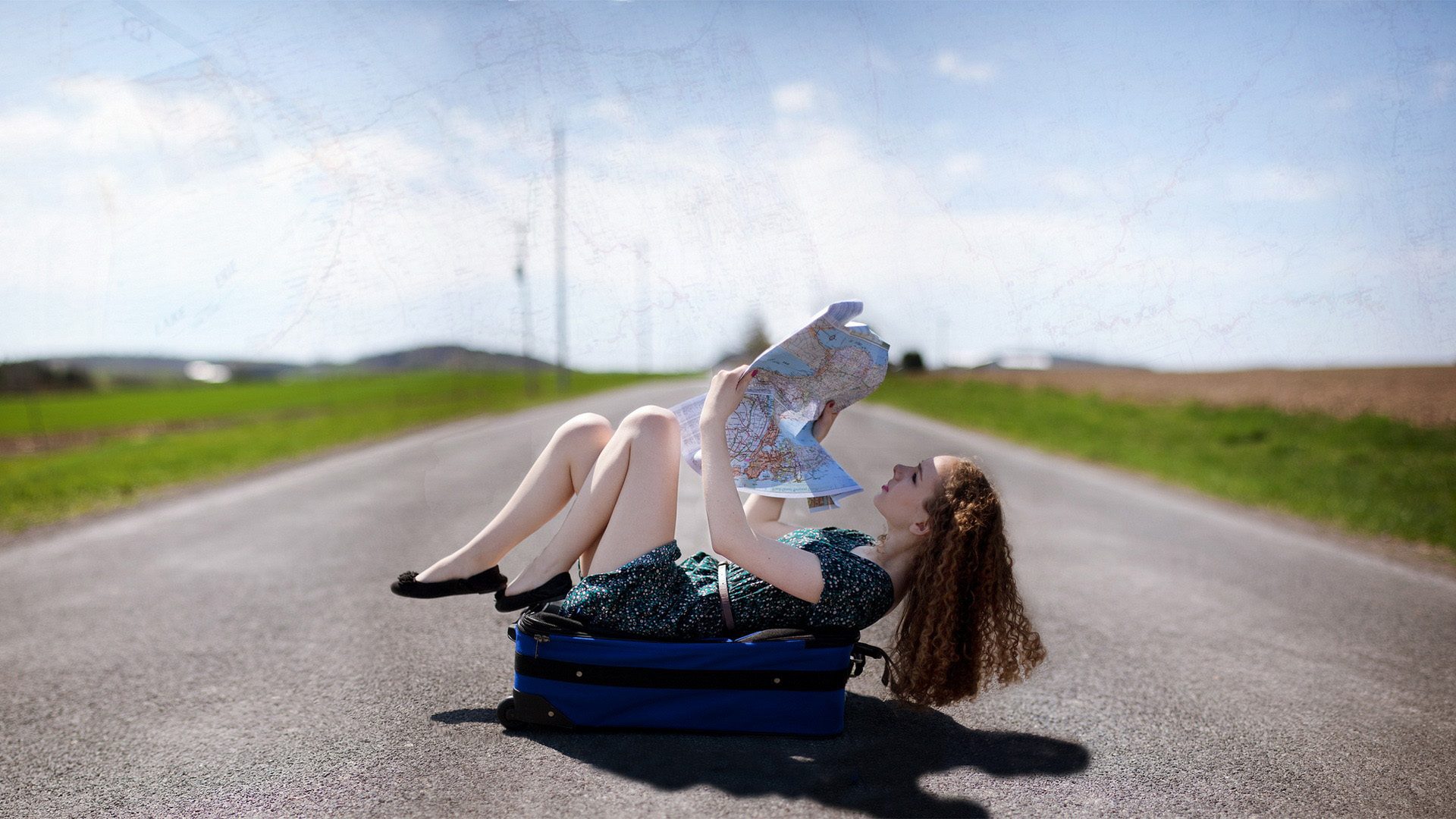 美女旅行地图，美女女孩与旅行箱的桌面壁纸，免费下载！