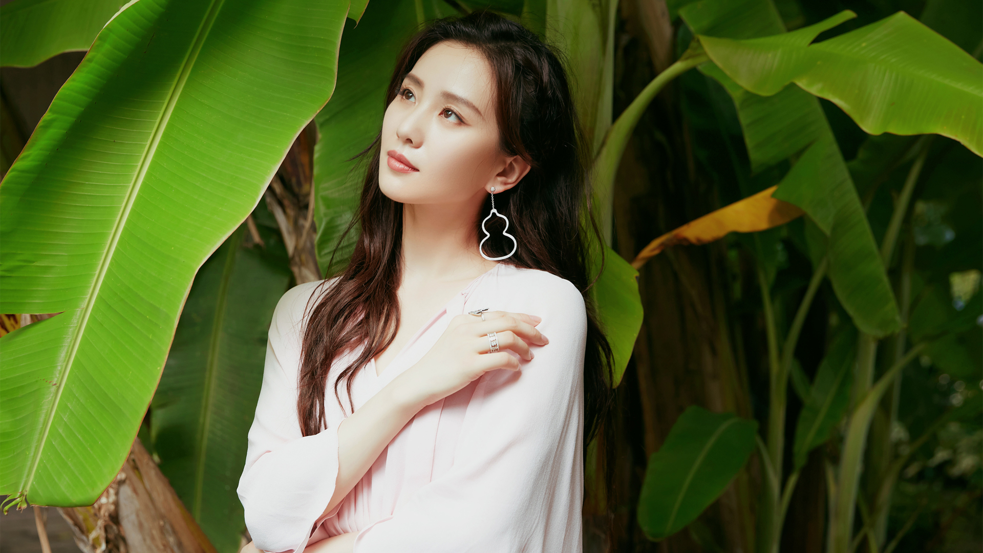 长发素颜女神刘诗诗户外写真，唯美高清壁纸，免费电脑桌面下载