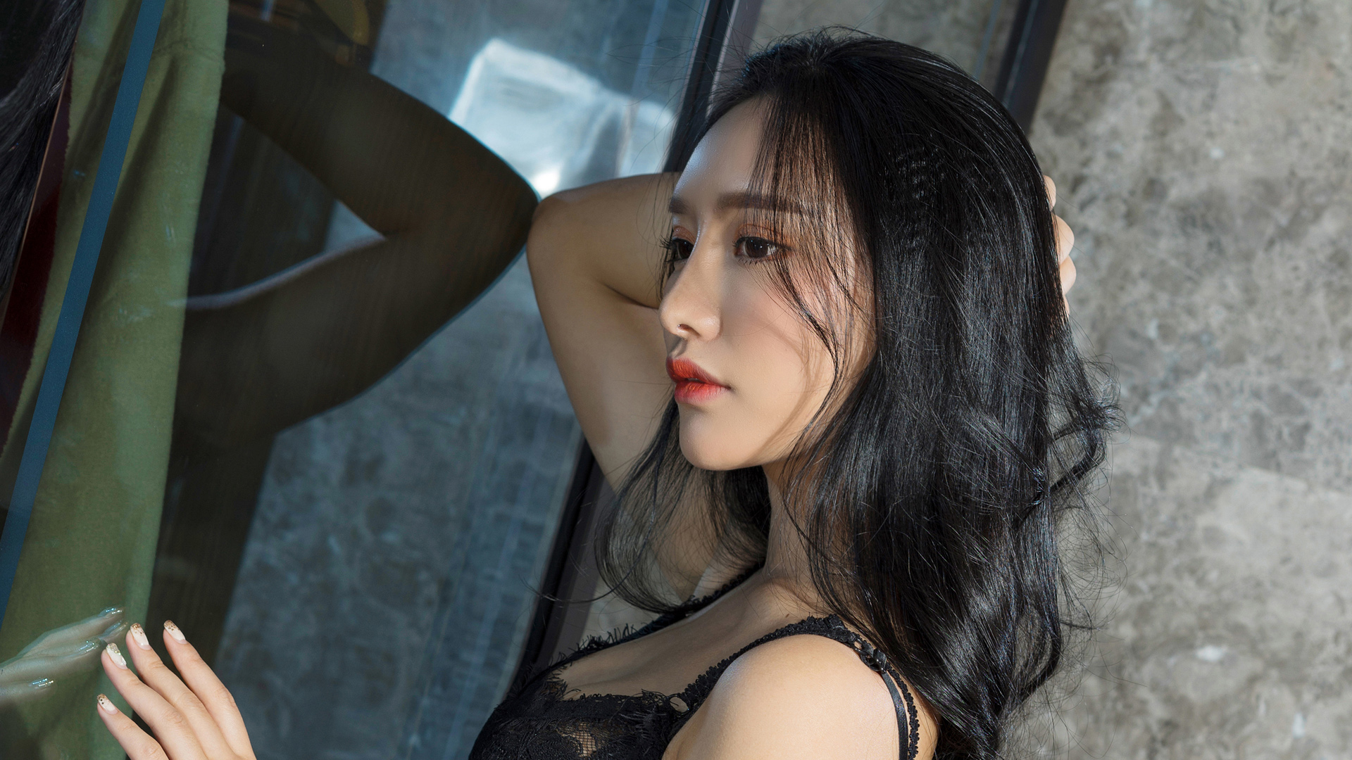 小西长发过肩美女壁纸