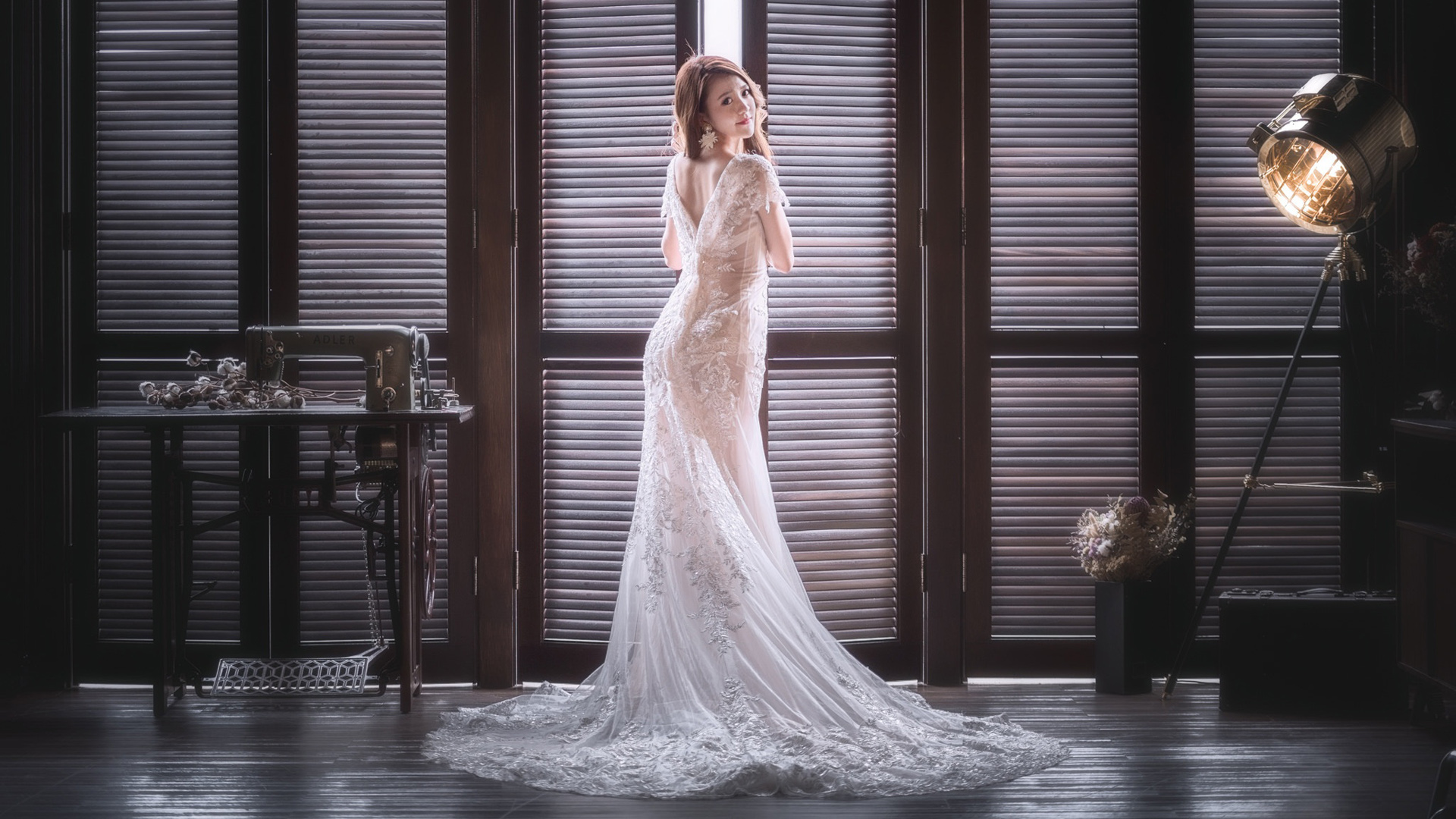 美女背影唯美白色婚纱摄影壁纸
