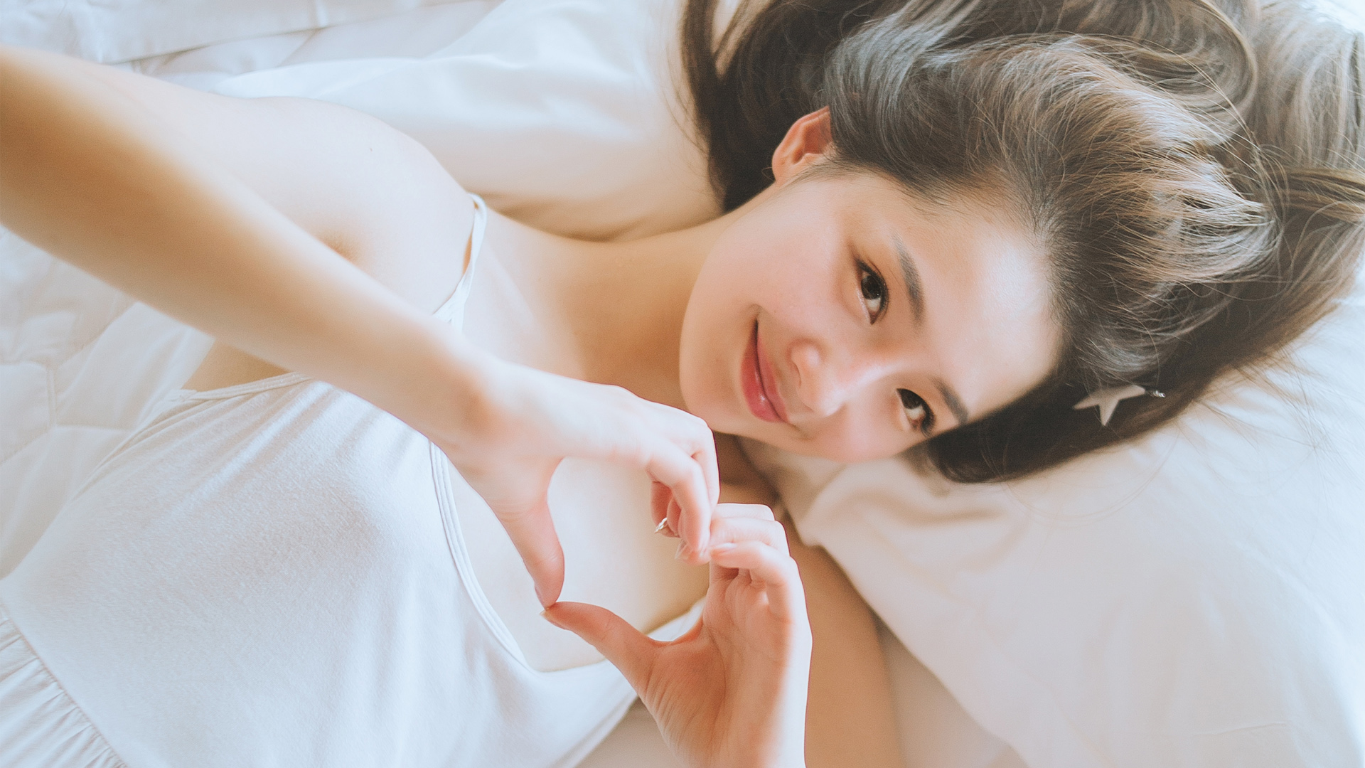 妮妮爱心手势桌面壁纸，免费美女电脑壁纸下载