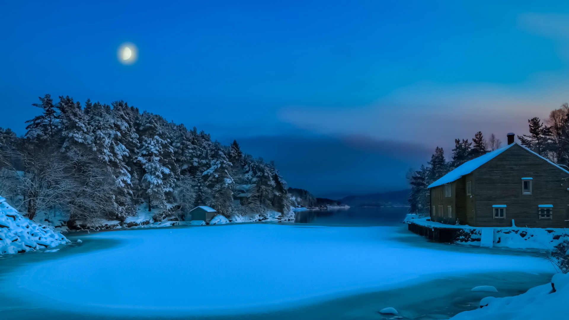 夜晚挪威海湾美景，梦幻房子风光壁纸，免费下载电脑桌面背景