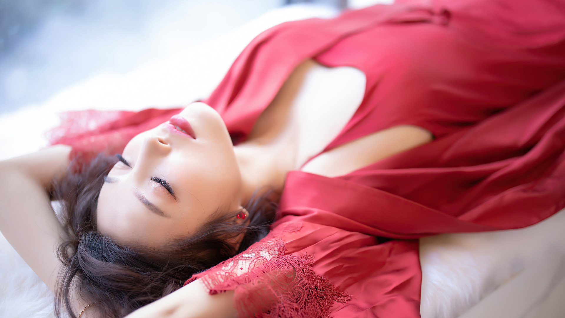 杨晨晨闭眼红睡衣魅力壁纸，高清美女电脑壁纸免费下载