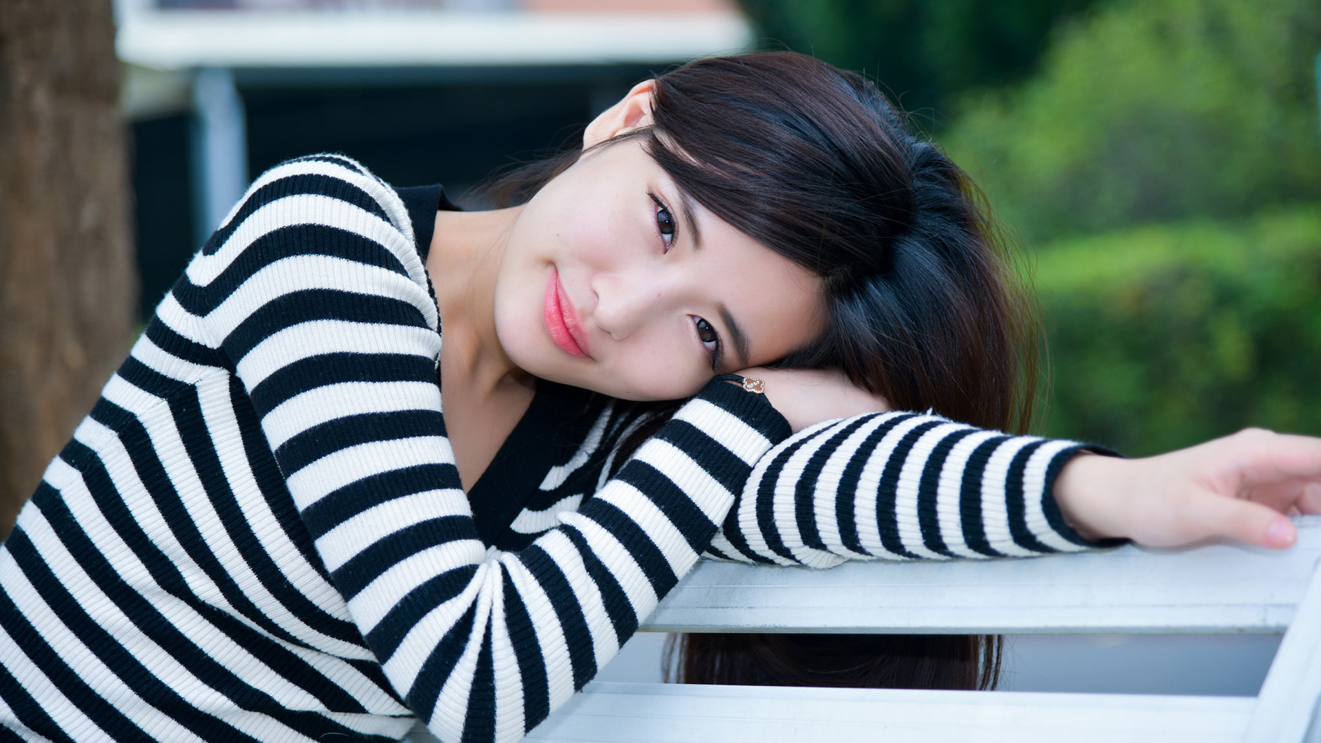 长发美女微笑桌面壁纸，甜美笑容点亮心情，免费下载！