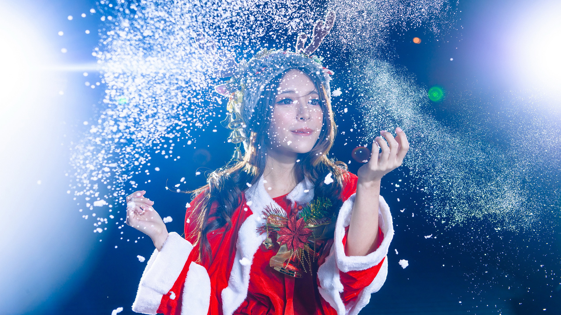 圣诞清纯美女壁纸，雪花纷飞天空下，圣诞女孩桌面美图免费下载