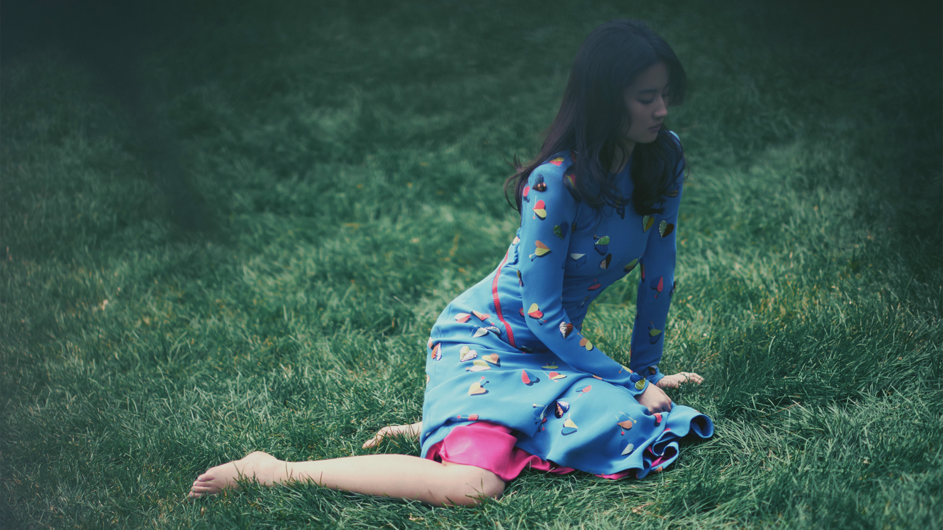 刘亦菲电脑壁纸，绿草地上的蓝色裙子美女，高清免费下载