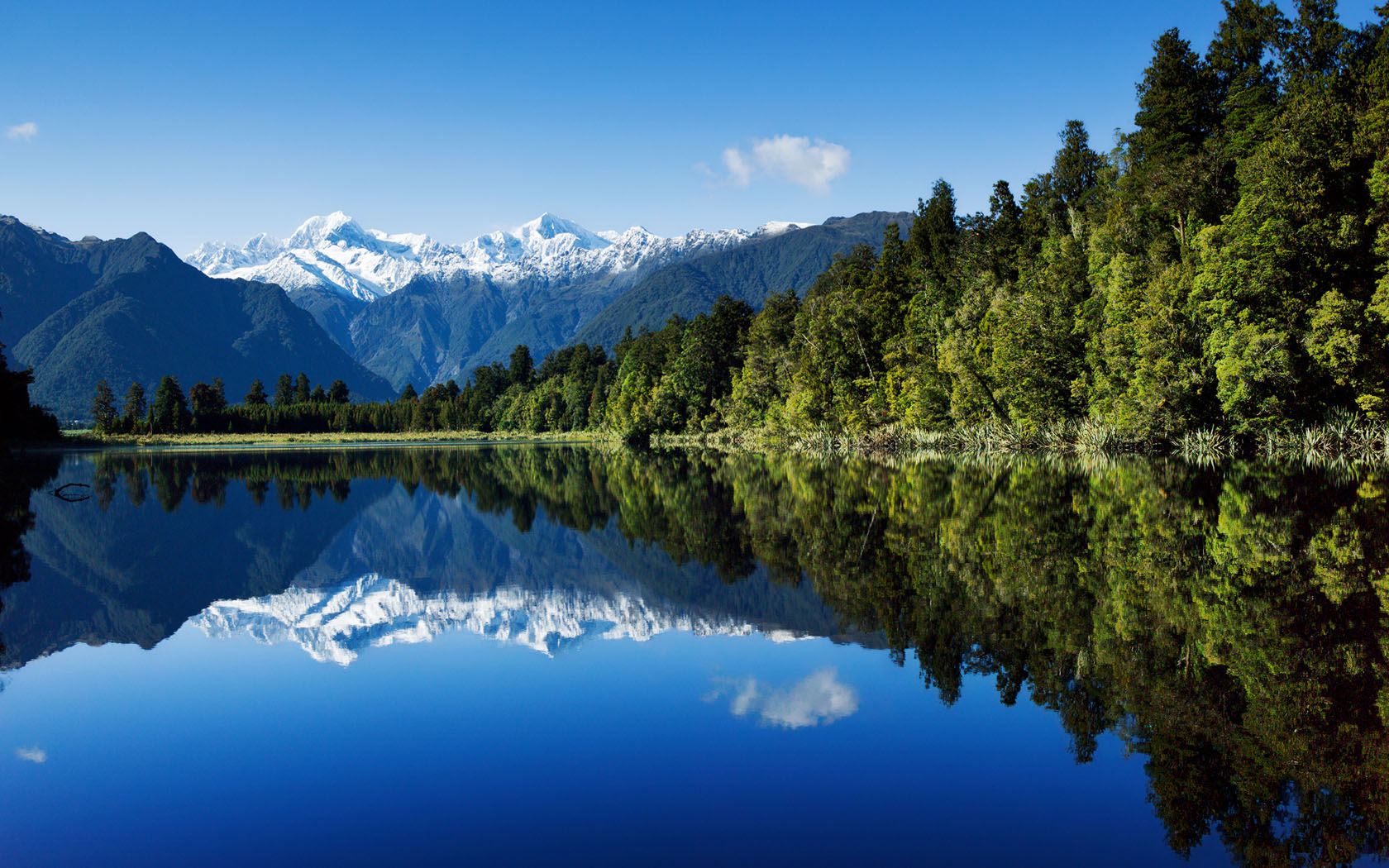 高山湖水倒影风景桌面壁纸