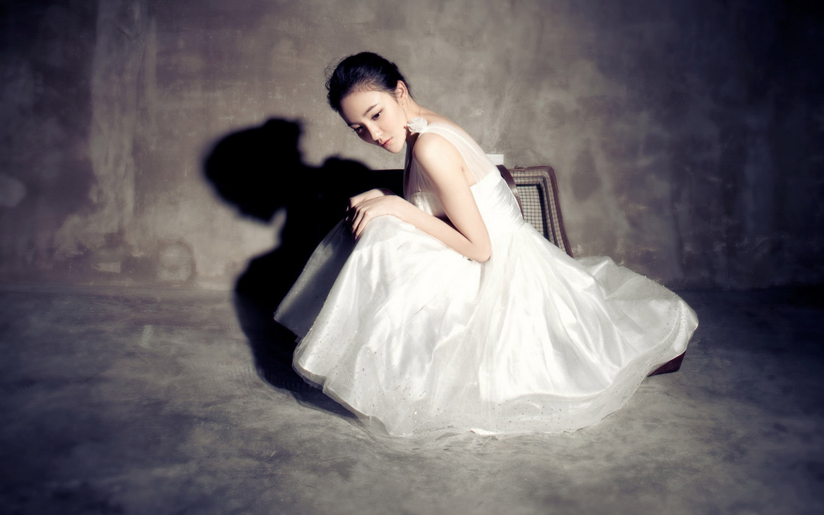 白色婚纱美女桌面背景