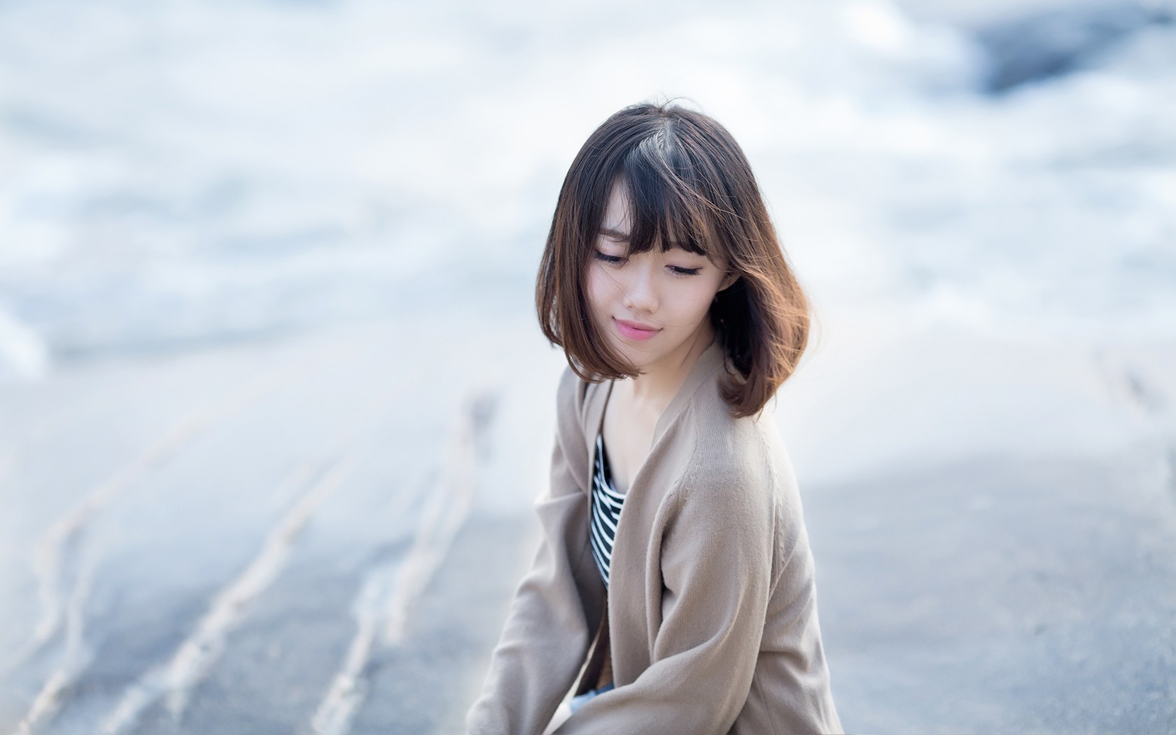 气质美女短发飘逸，精选桌面壁纸免费下载