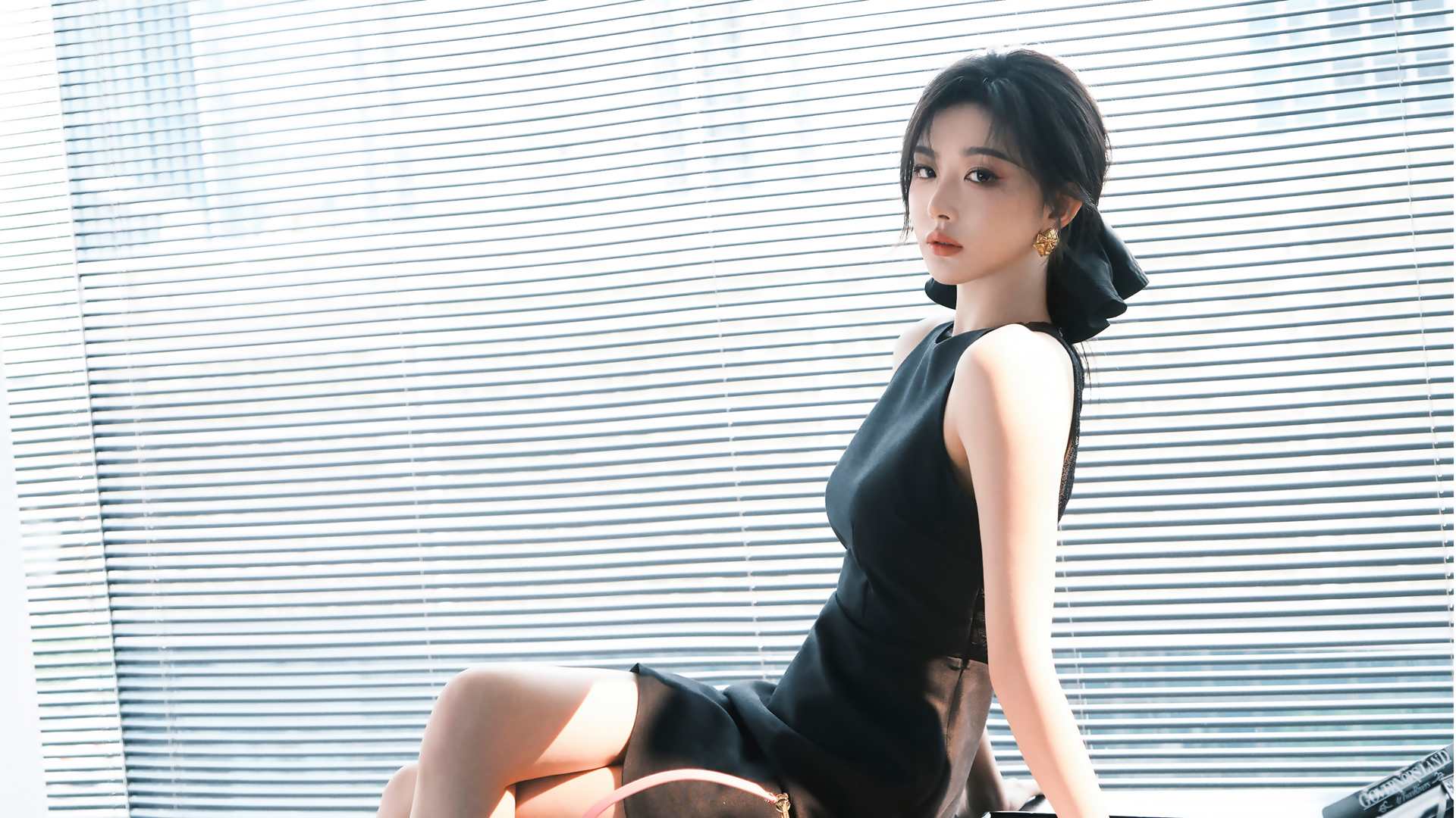 美女黑色裙子电脑壁纸，免费高清下载，装点你的办公室桌面