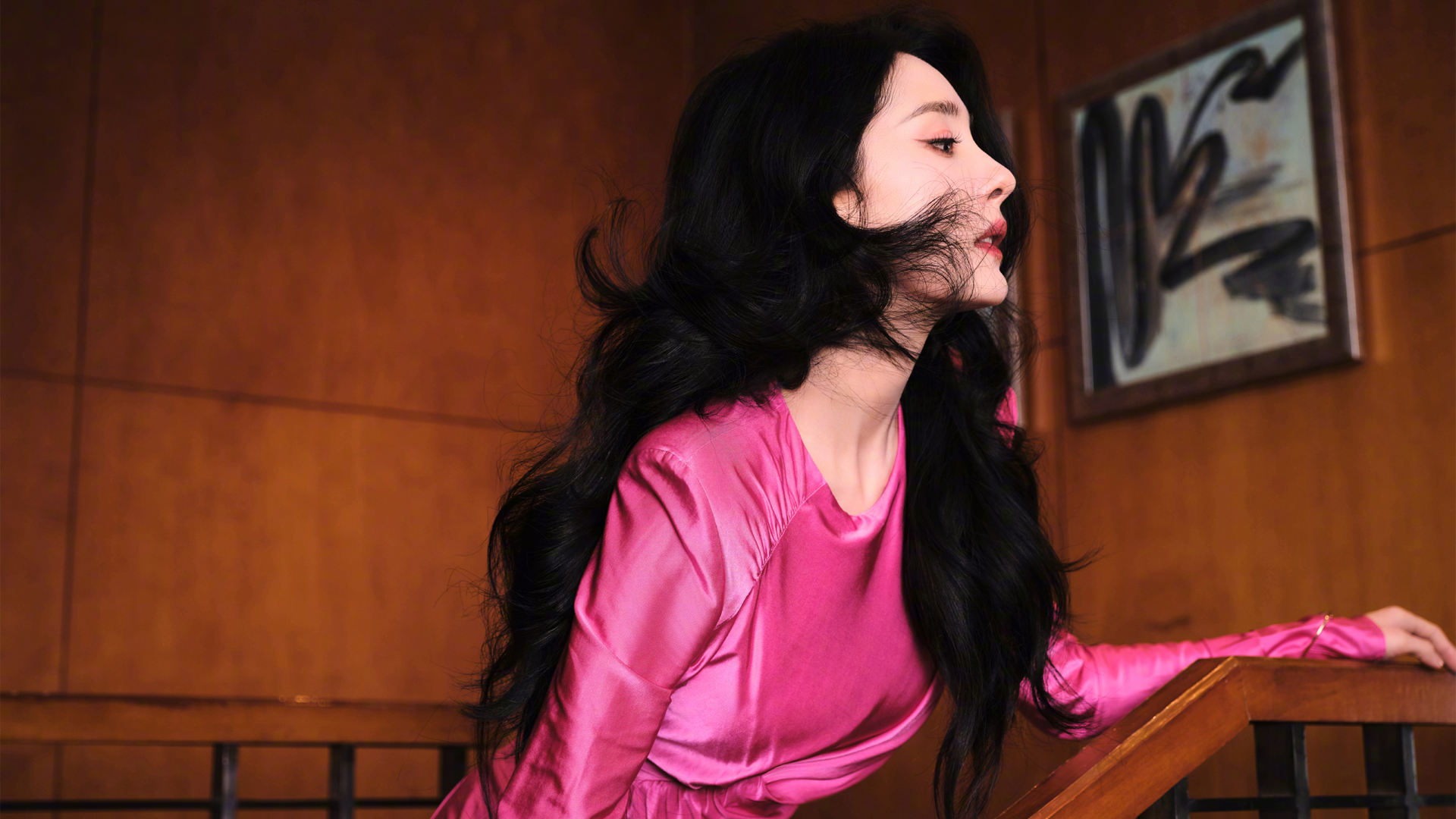 杨幂粉色裙装侧颜高清美女壁纸，免费电脑壁纸下载