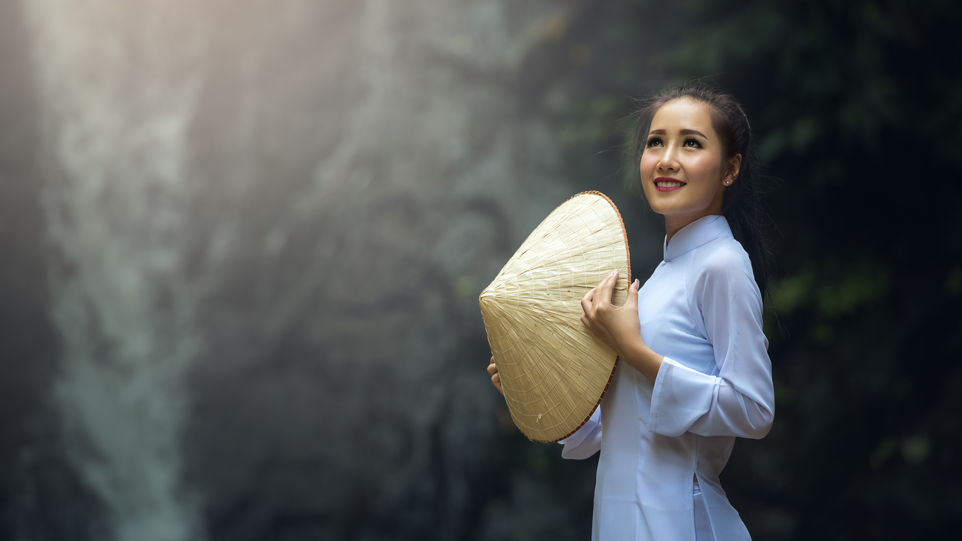 美女壁纸大赏，免费下载白色斗笠美女桌面壁纸，美丽瞬间尽在眼前！