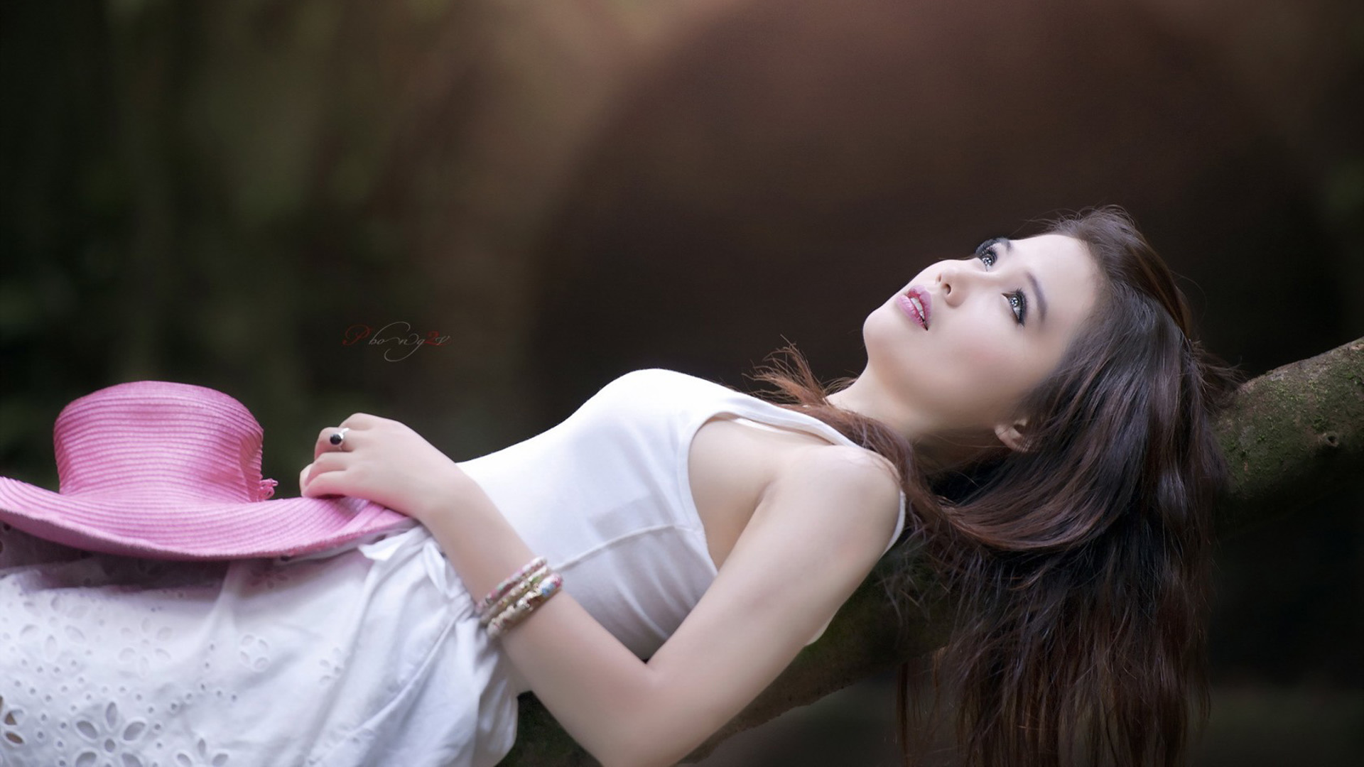 美女穿白色裙子戴帽子高清壁纸 - 免费电脑壁纸下载