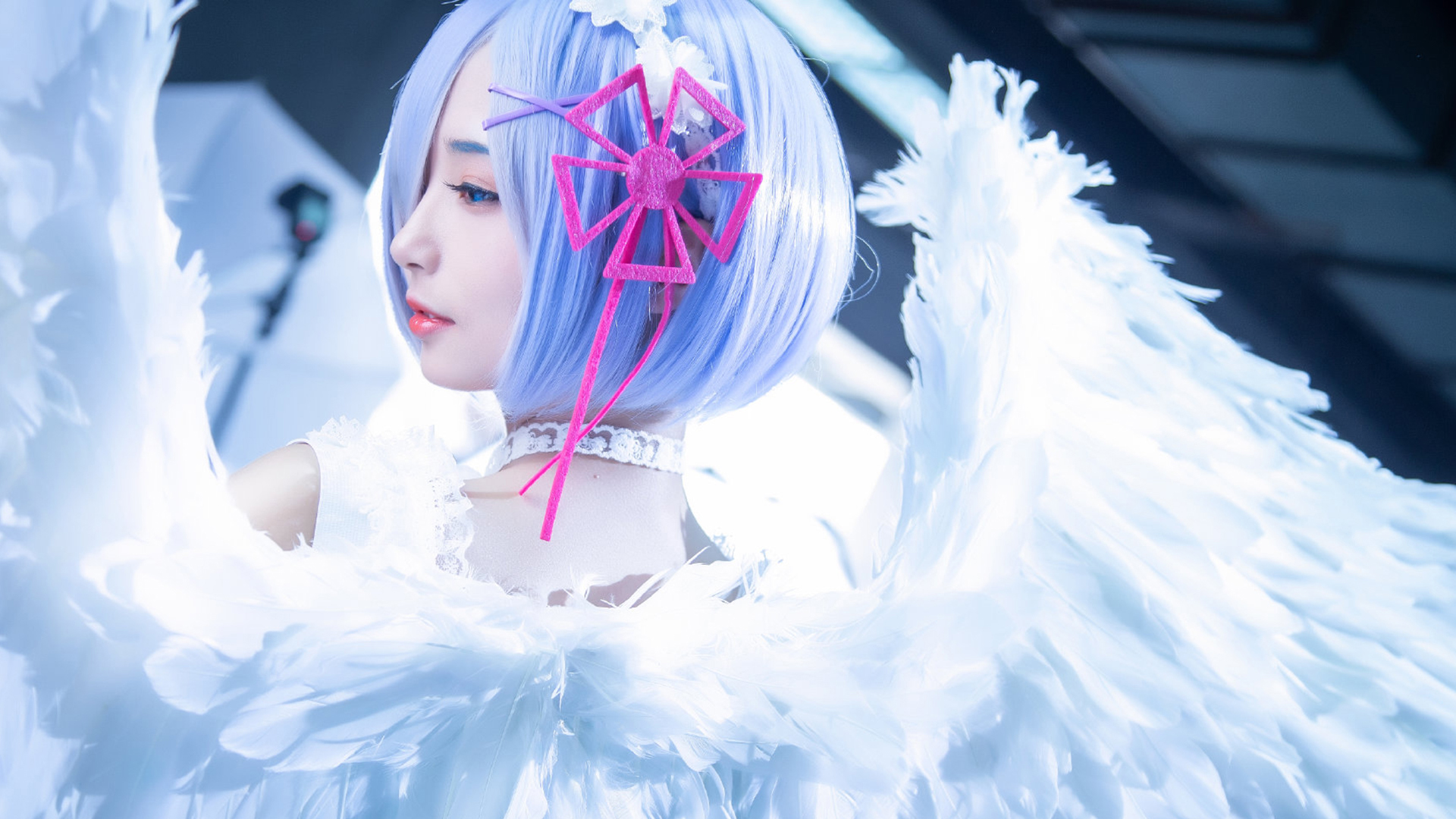甜美小姐姐白色羽毛Cosplay壁纸，免费高清电脑壁纸下载