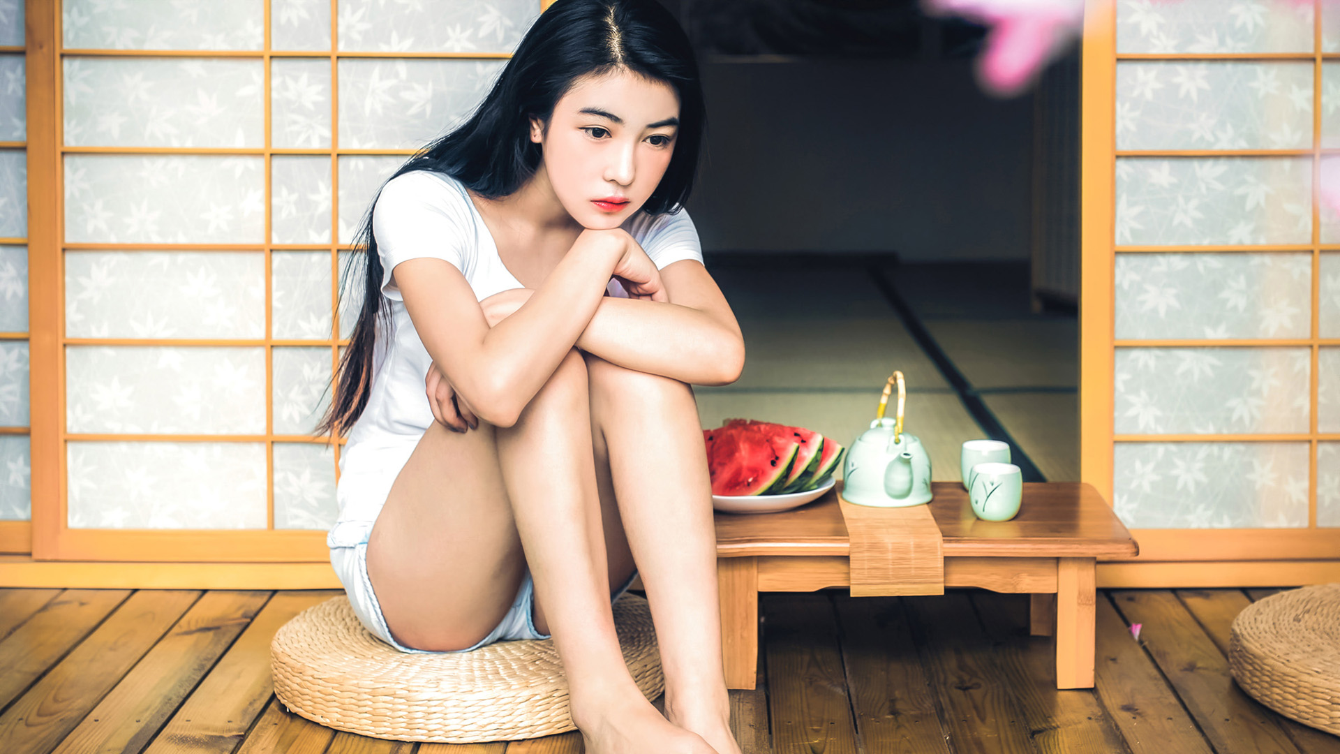 夏天清纯美女静坐桌面壁纸，免费下载高清电脑背景