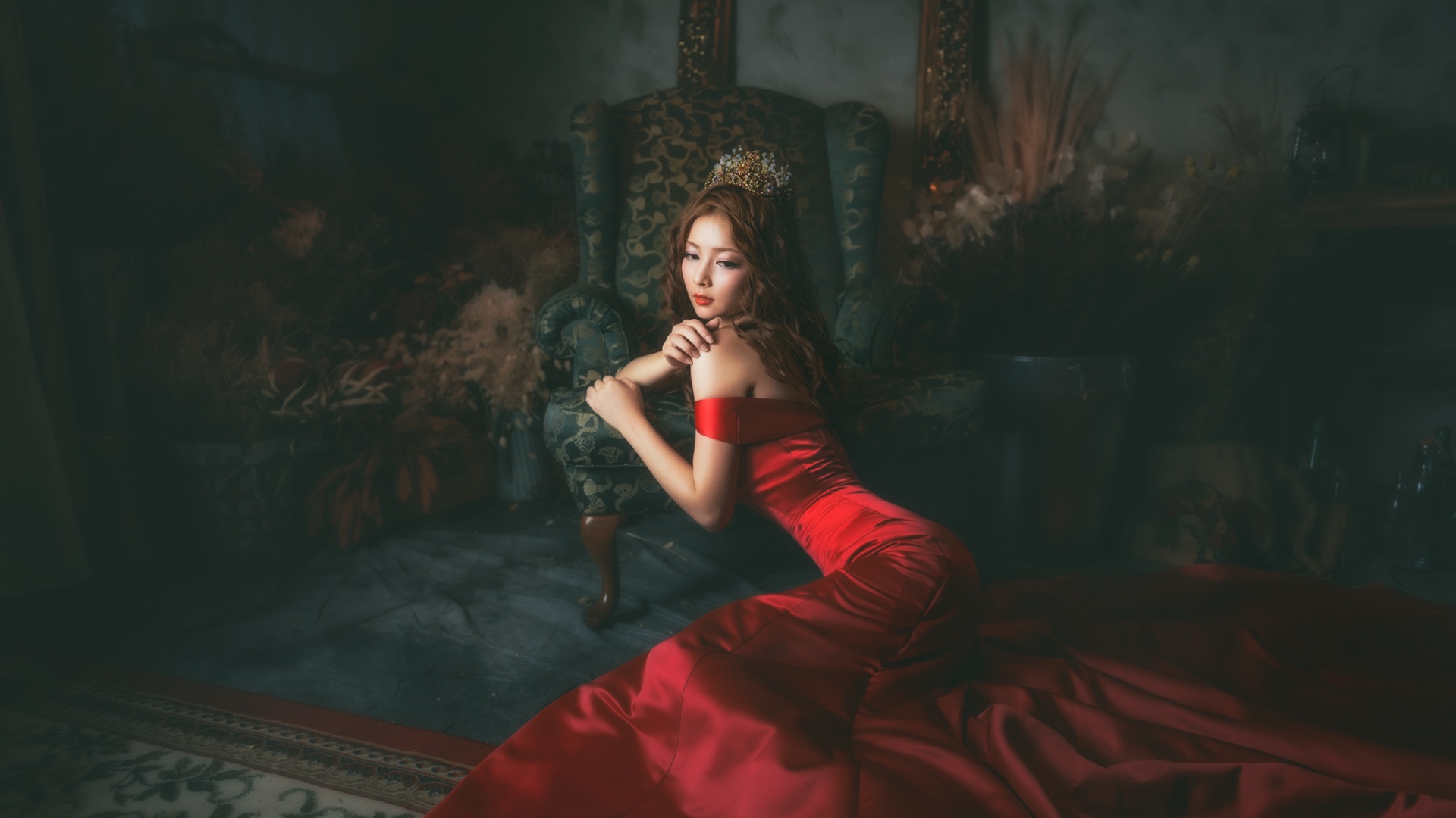 房间摄影佳作，美女脸庞映红裙，优雅桌面壁纸免费下载