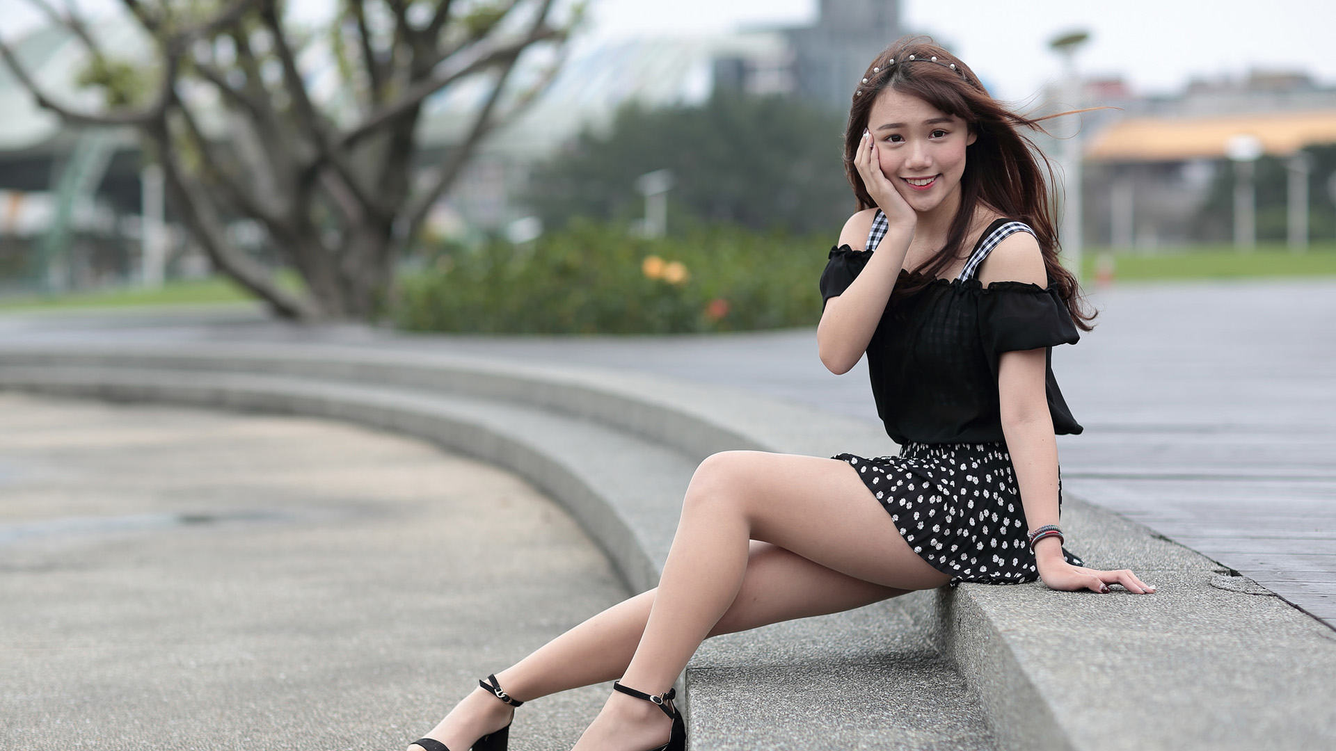 城市公园美景，微笑女孩桌面壁纸，美女电脑壁纸免费下载