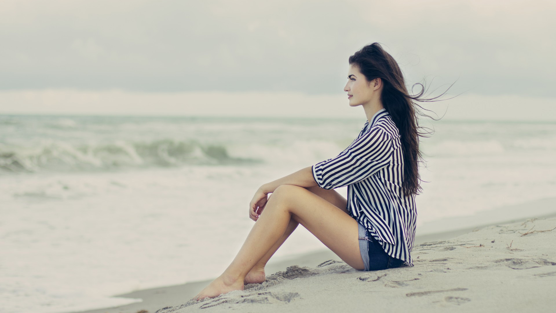 女孩夏日海滩风情，衬衫短裤配黑发，看海画面桌面壁纸免费下载