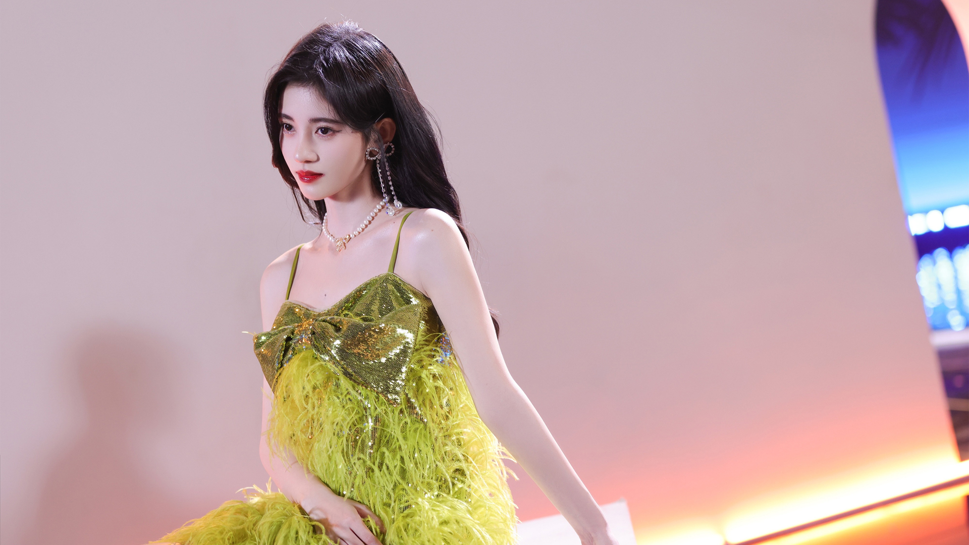 鞠婧祎侧颜美爆！绿色裙子仙女风壁纸，高清美女电脑壁纸免费下载