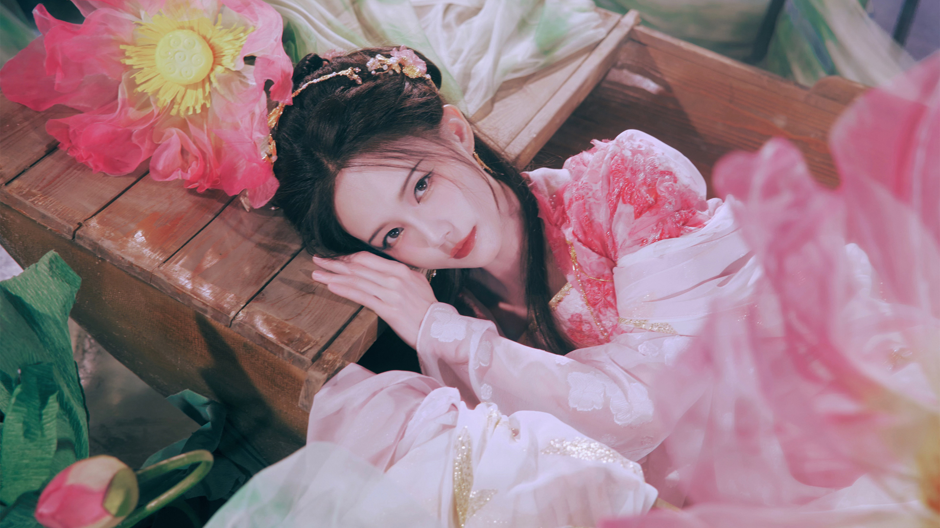 唯美国风荷花美女李一桐桌面壁纸，免费下载