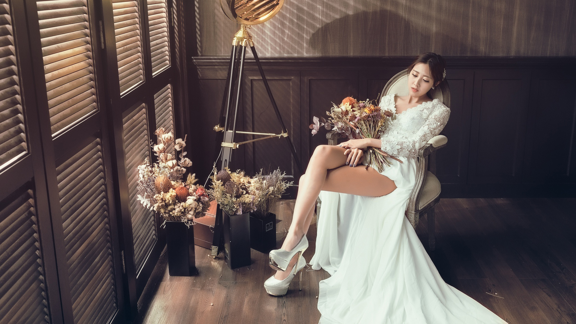 房间美女摄影，白色裙子女孩与鲜花，免费高清桌面壁纸下载