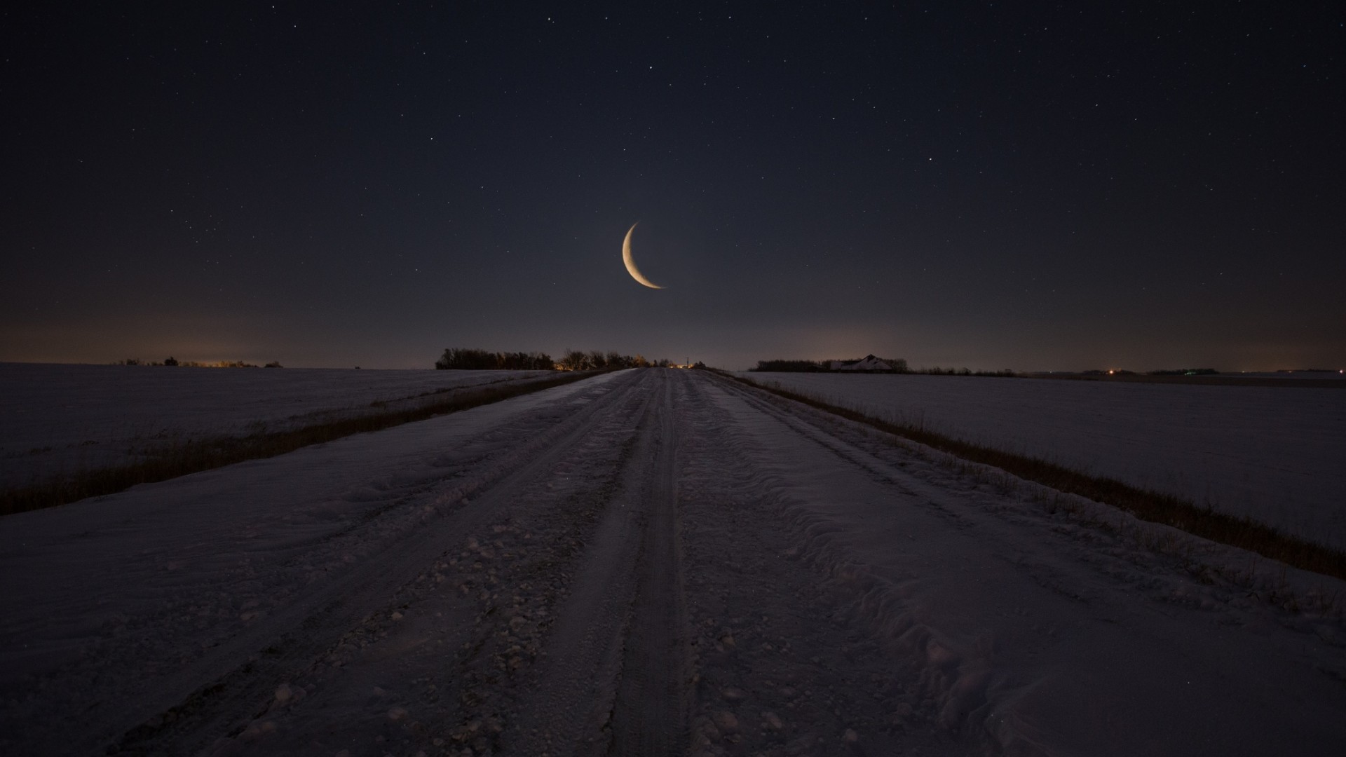 冬日平原夜景，雪映月辉，星点道路，无尽风光——免费高清壁纸下载