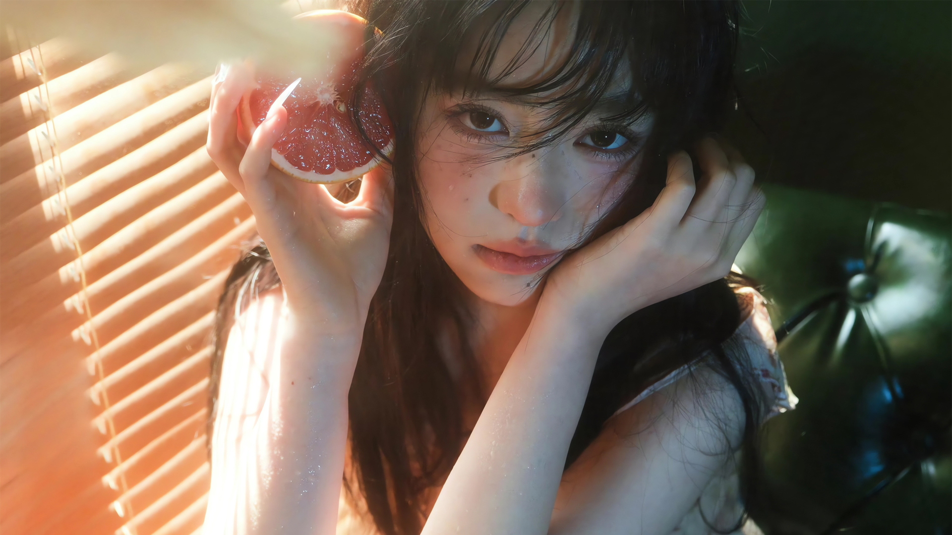 居家阳光美女与橙子高清免费电脑壁纸下载