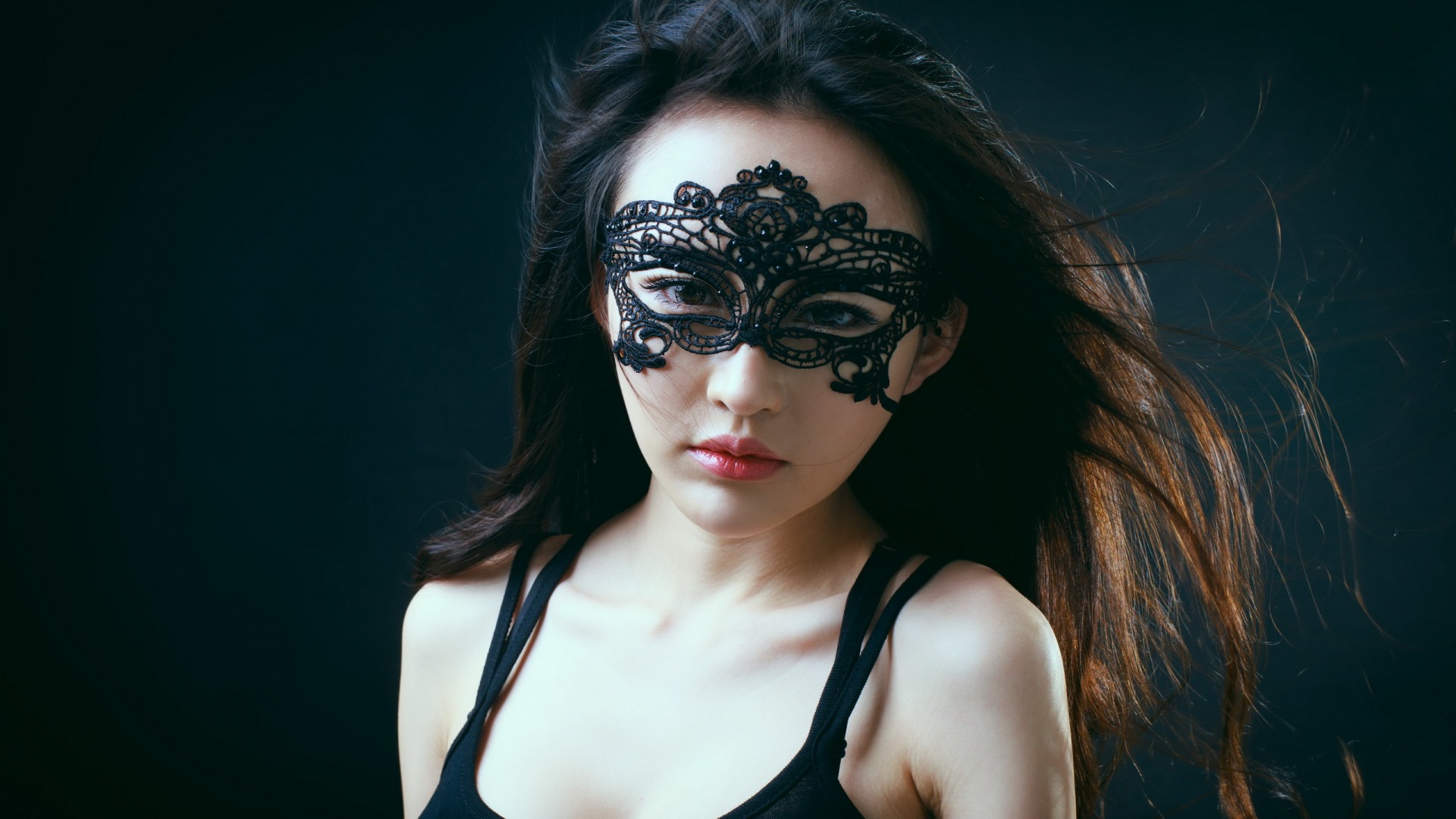 美女眼神深邃，长发飘逸，面具增添神秘感，免费高清桌面壁纸下载