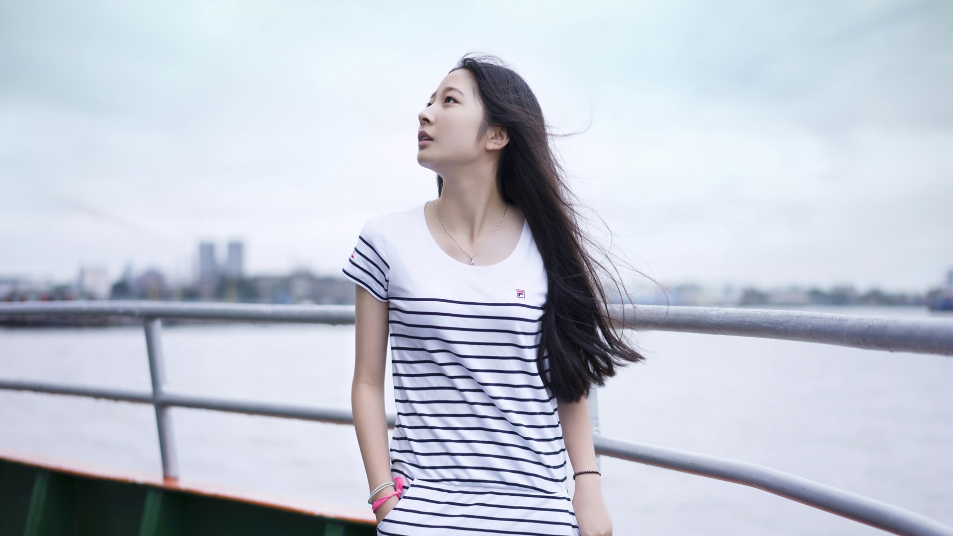 人在旅途 清秀白净美女壁纸