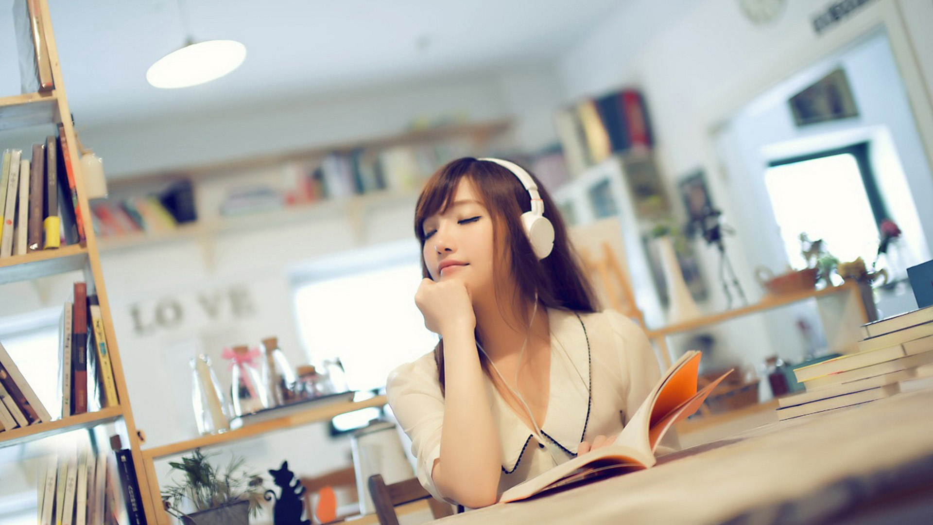 看书时听音乐的清纯美女桌面壁纸
