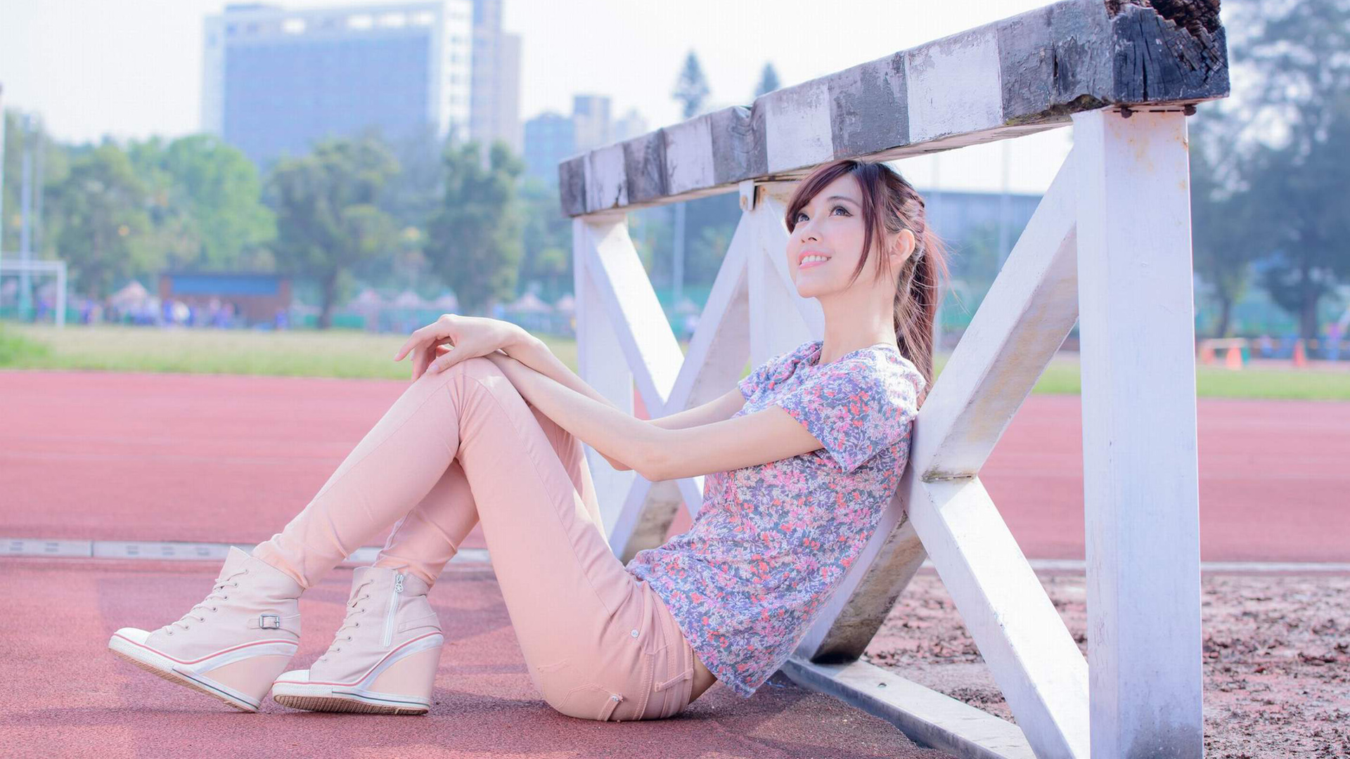 kila晶晶、廖挺伶粉色长裤操场写真，高清桌面壁纸美女，免费电脑壁纸下载