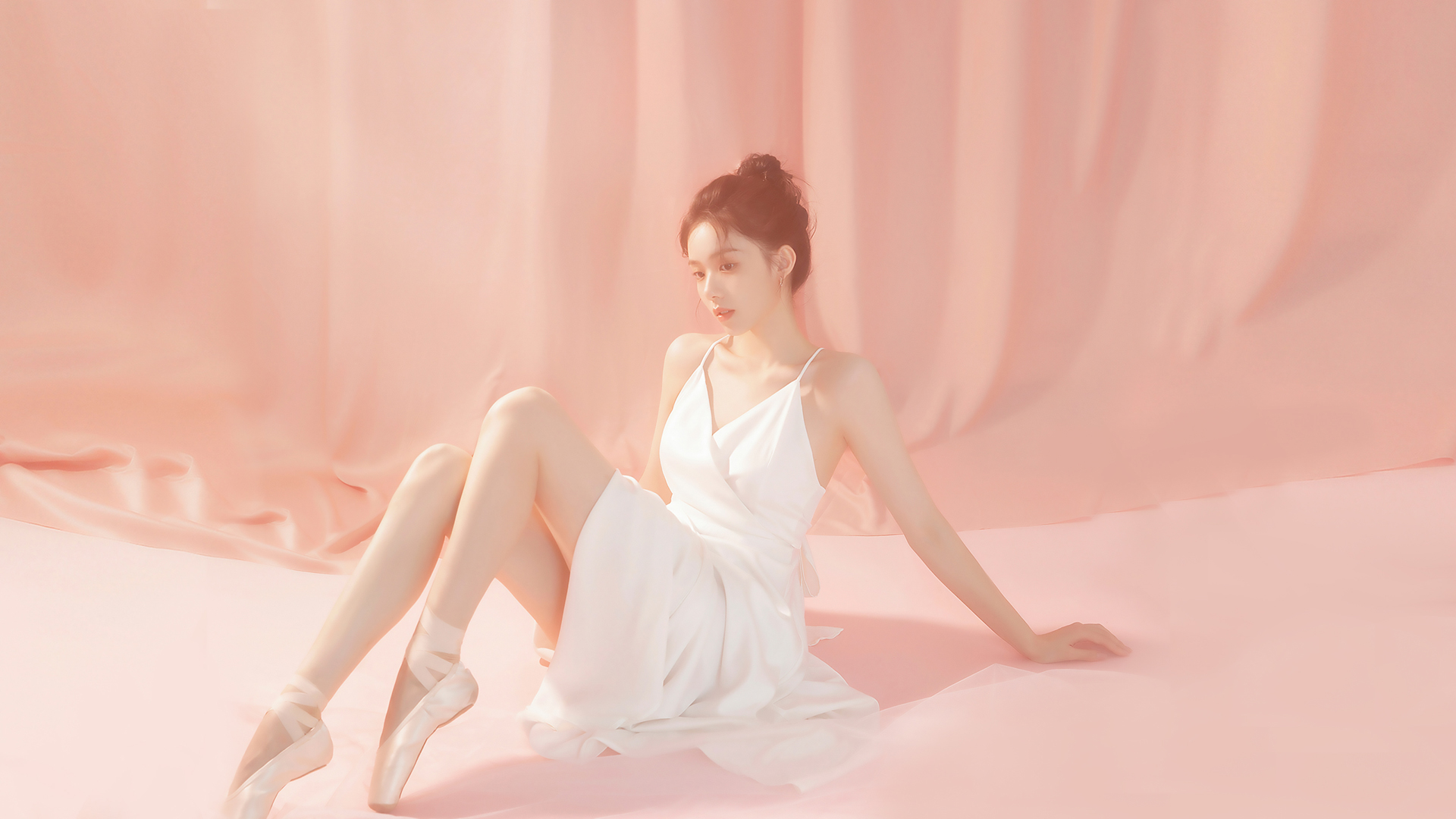 唯美芭蕾舞美女，白色裙子演绎优雅，免费电脑壁纸下载
