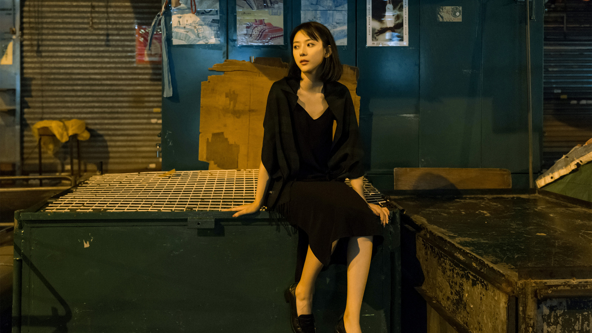 室内黑色裙子美女摄影，唯美桌面壁纸免费下载