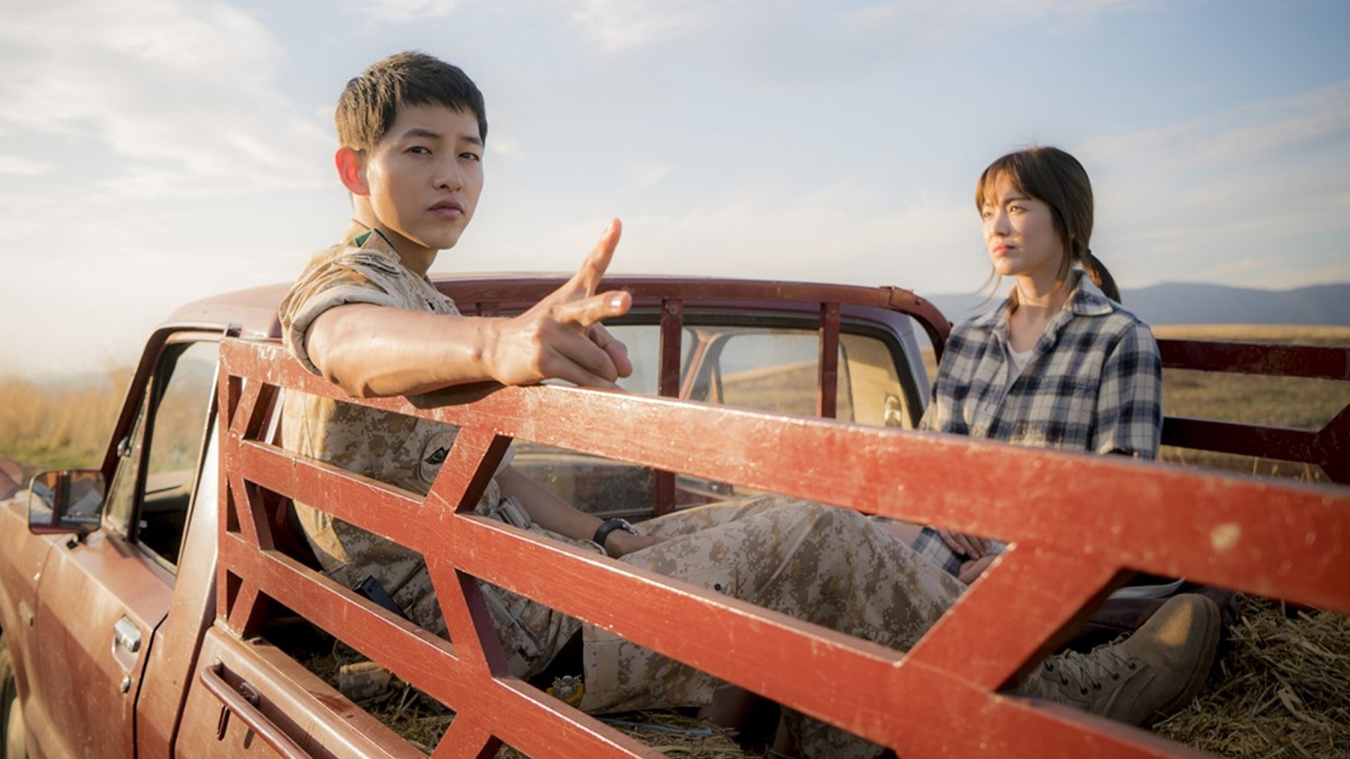 宋仲基宋慧乔主演《太阳的后裔》精选剧照壁纸，免费下载高清电脑桌面背景！
