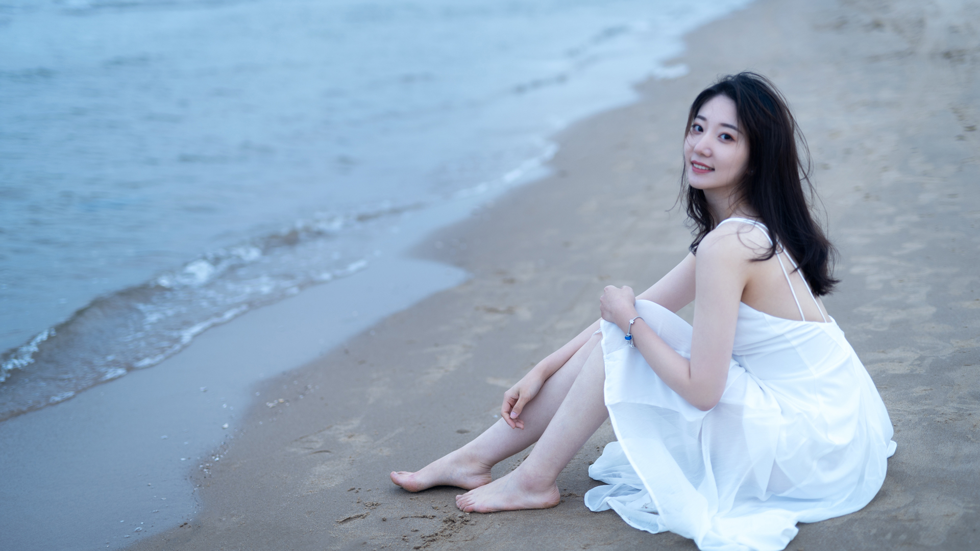海边美景，白裙美女坐沙滩高清壁纸，免费下载装点你的电脑桌面
