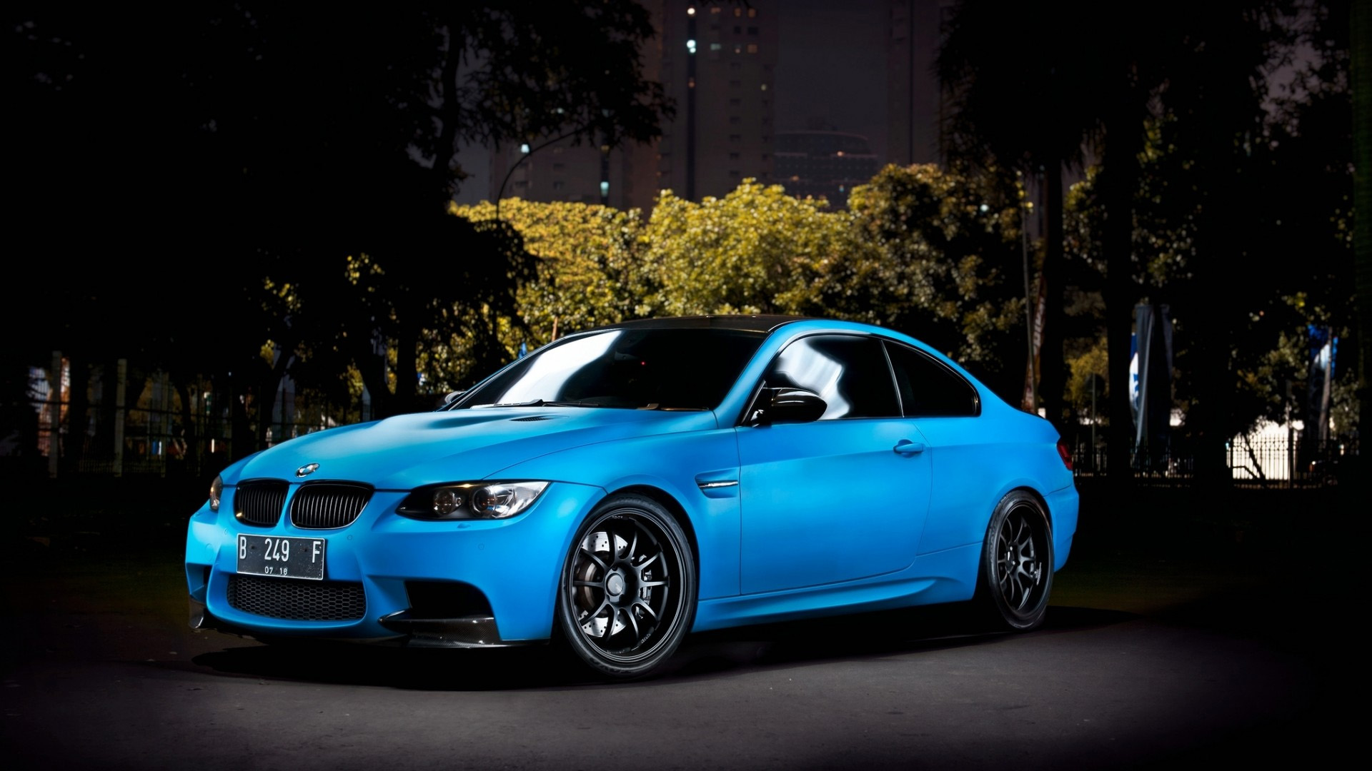 BMW M3蓝色炫影，调优夜城桌面壁纸，免费下载汽车电脑背景