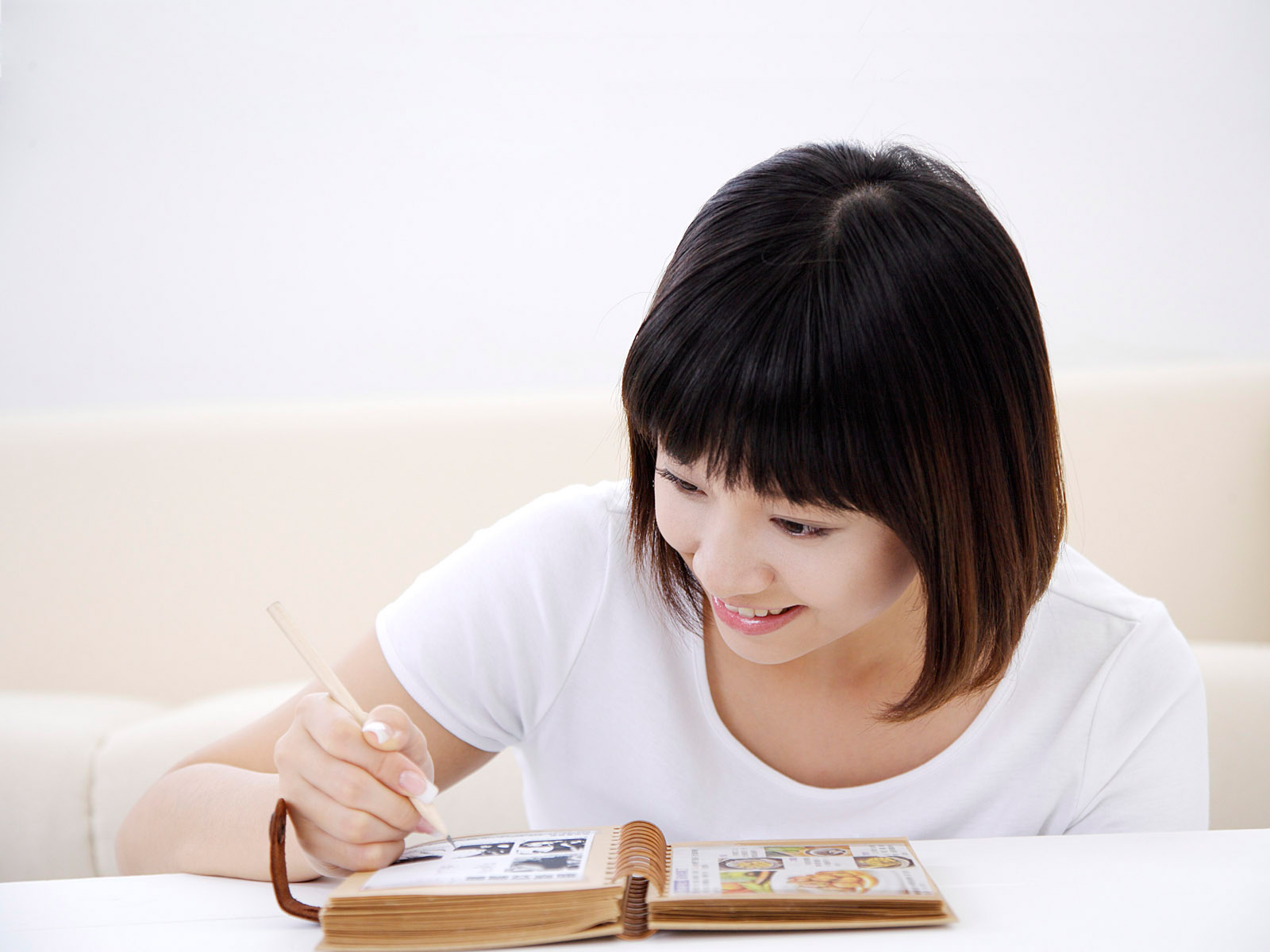 美女桌面壁纸精选，开心写字美女主题，免费下载电脑壁纸