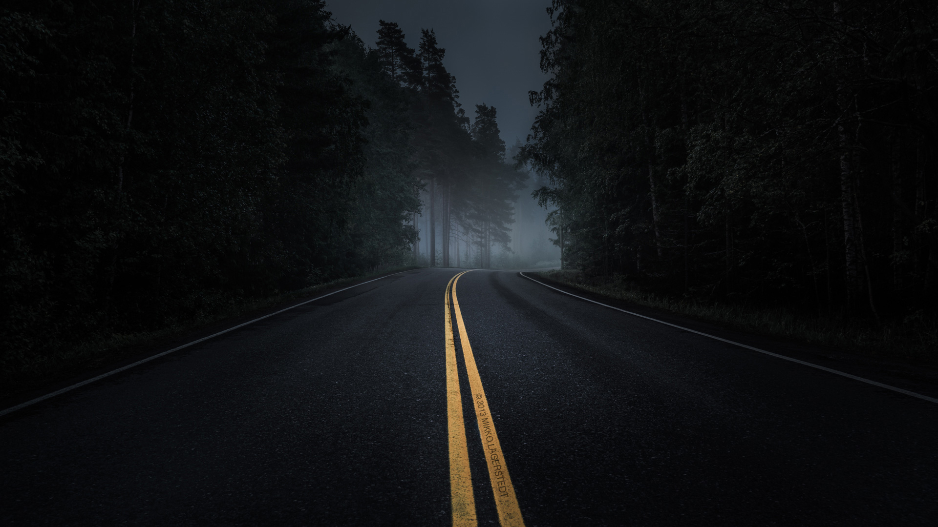 森林夜路美景壁纸，免费高清电脑壁纸下载