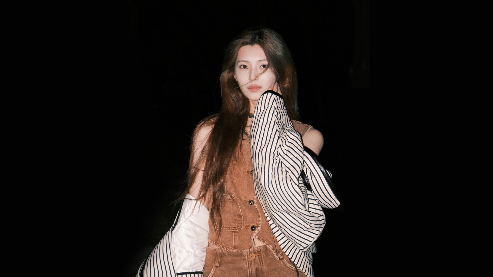 钟晨瑶黑色背景美女壁纸，免费高清电脑壁纸下载