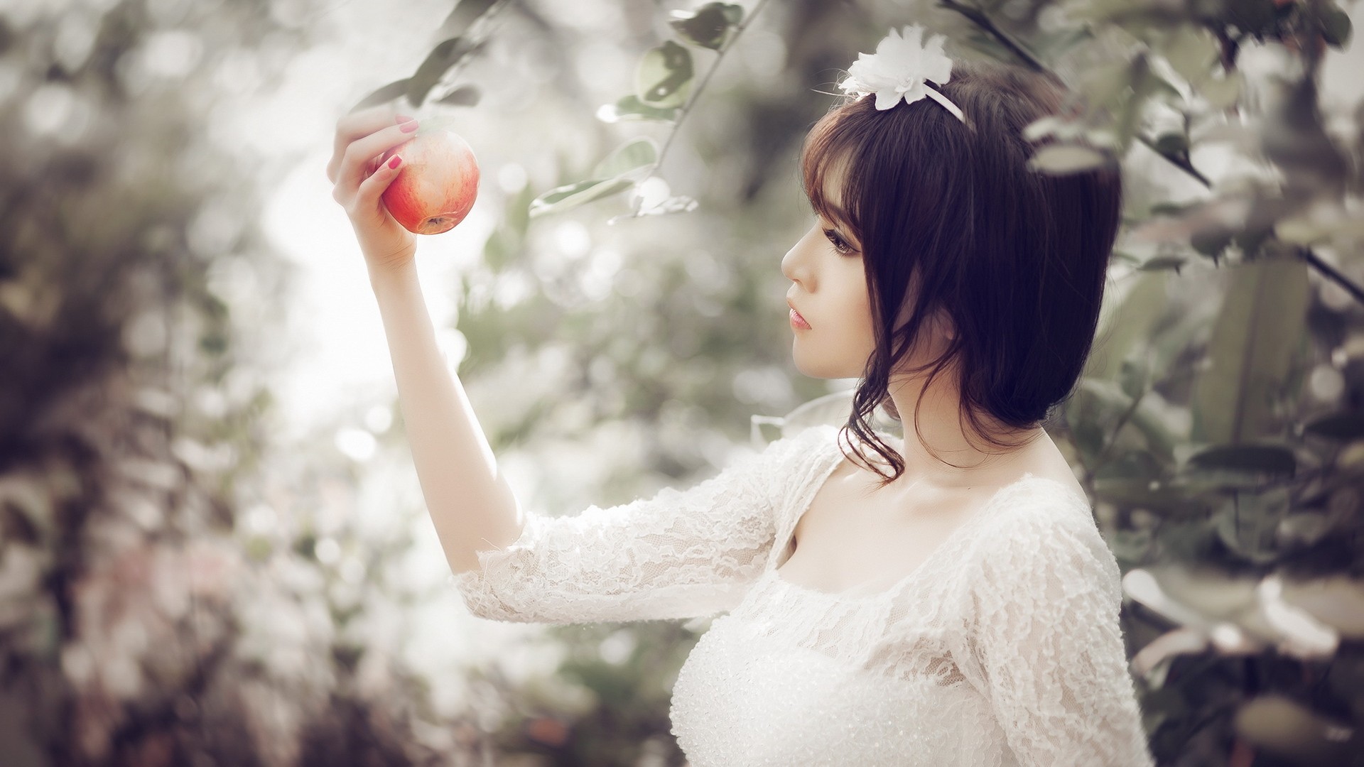 唯美苹果女孩壁纸，精选美女桌面背景，免费电脑壁纸下载