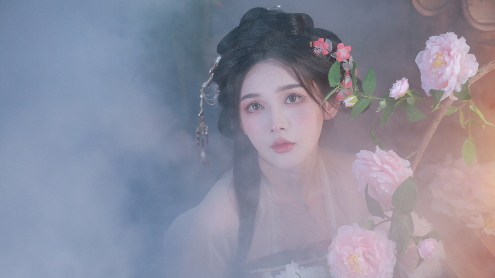 古风美女头饰，鲜花点缀，唯美壁纸免费下载