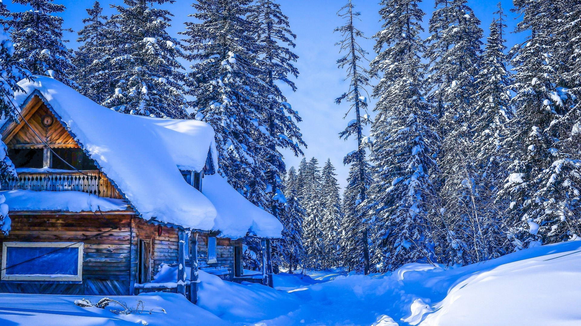 冬天雪景之美，山峦森林与木房交融，精选免费桌面壁纸下载