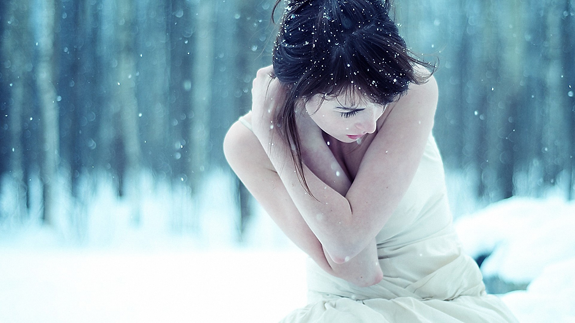 雪中气质美女唯美桌面壁纸