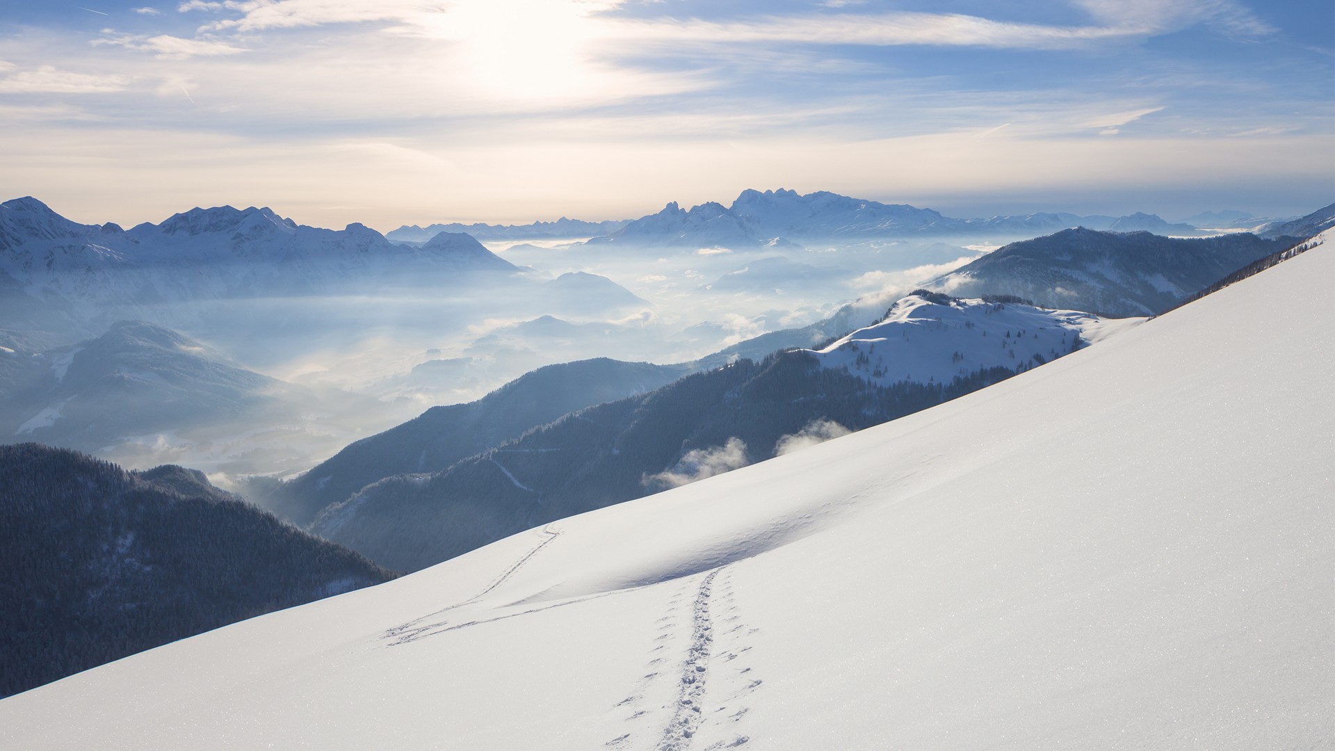 雪覆山峦美景，Windows 10高清风景壁纸免费下载