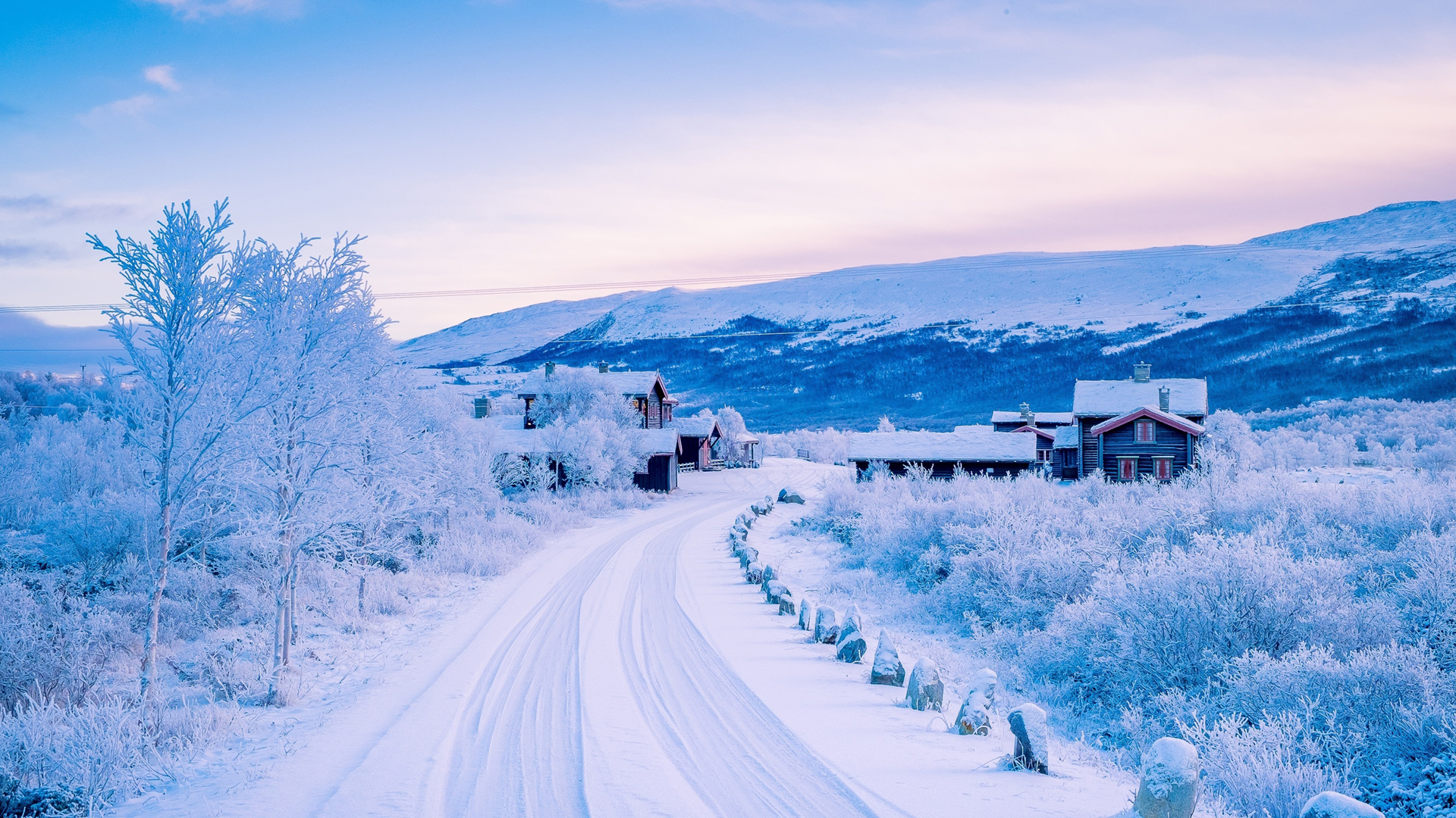 冬日雪景桌面壁纸，山路雪房，绝美风光免费下载