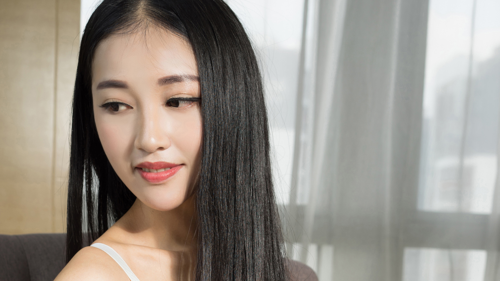 敏珺长发清纯美女2K高清壁纸，免费电脑桌面美化下载