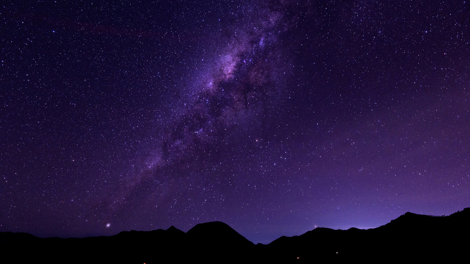 银河系星辰璀璨，山间夜晚美景如画，免费高清风景桌面壁纸下载