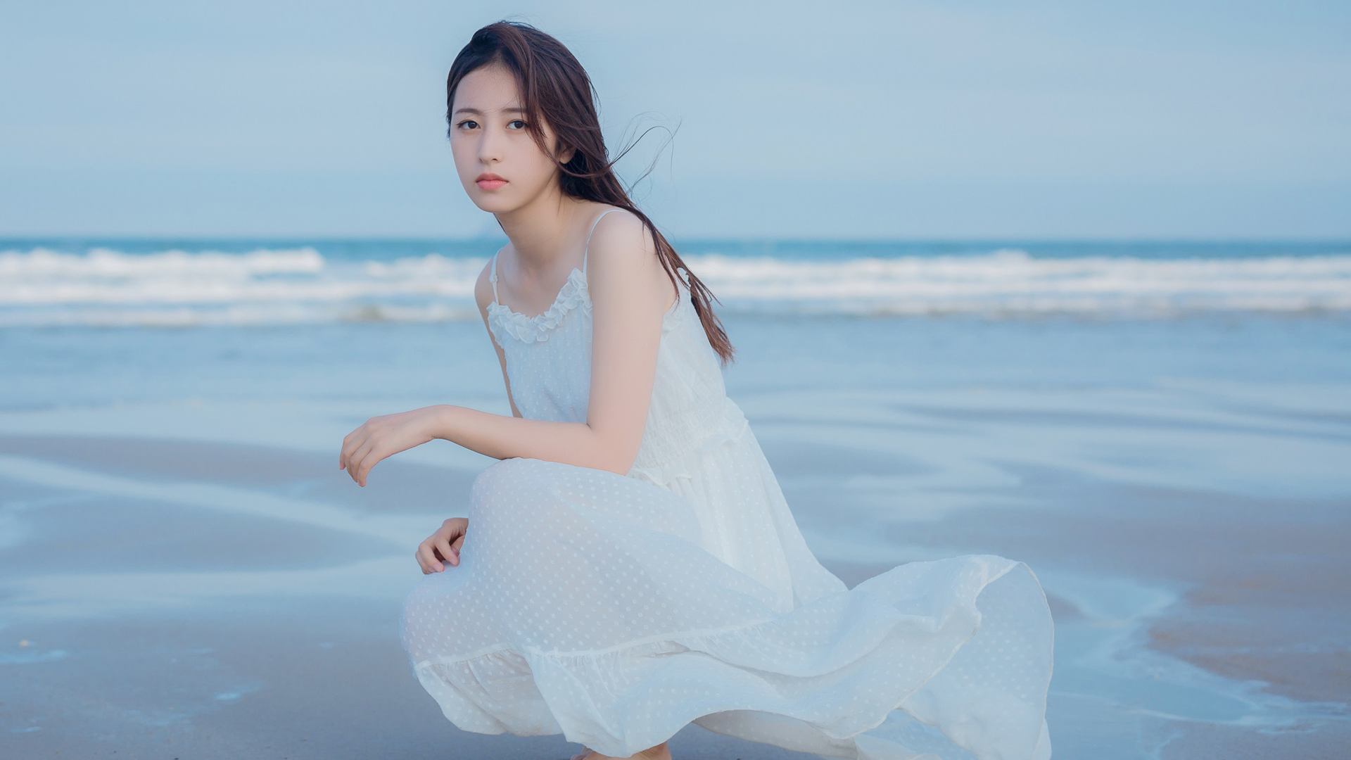 海边清新美女周雨彤，白色裙子电脑壁纸，高清免费下载