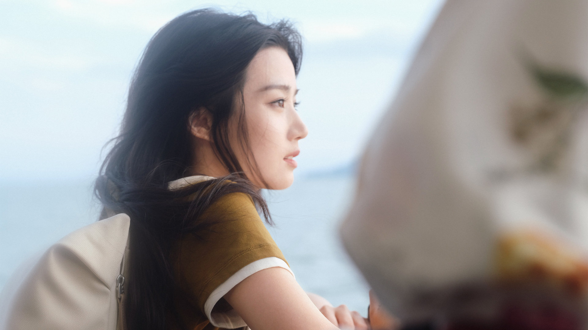 卢昱晓侧脸美女高清桌面壁纸，免费电脑壁纸下载
